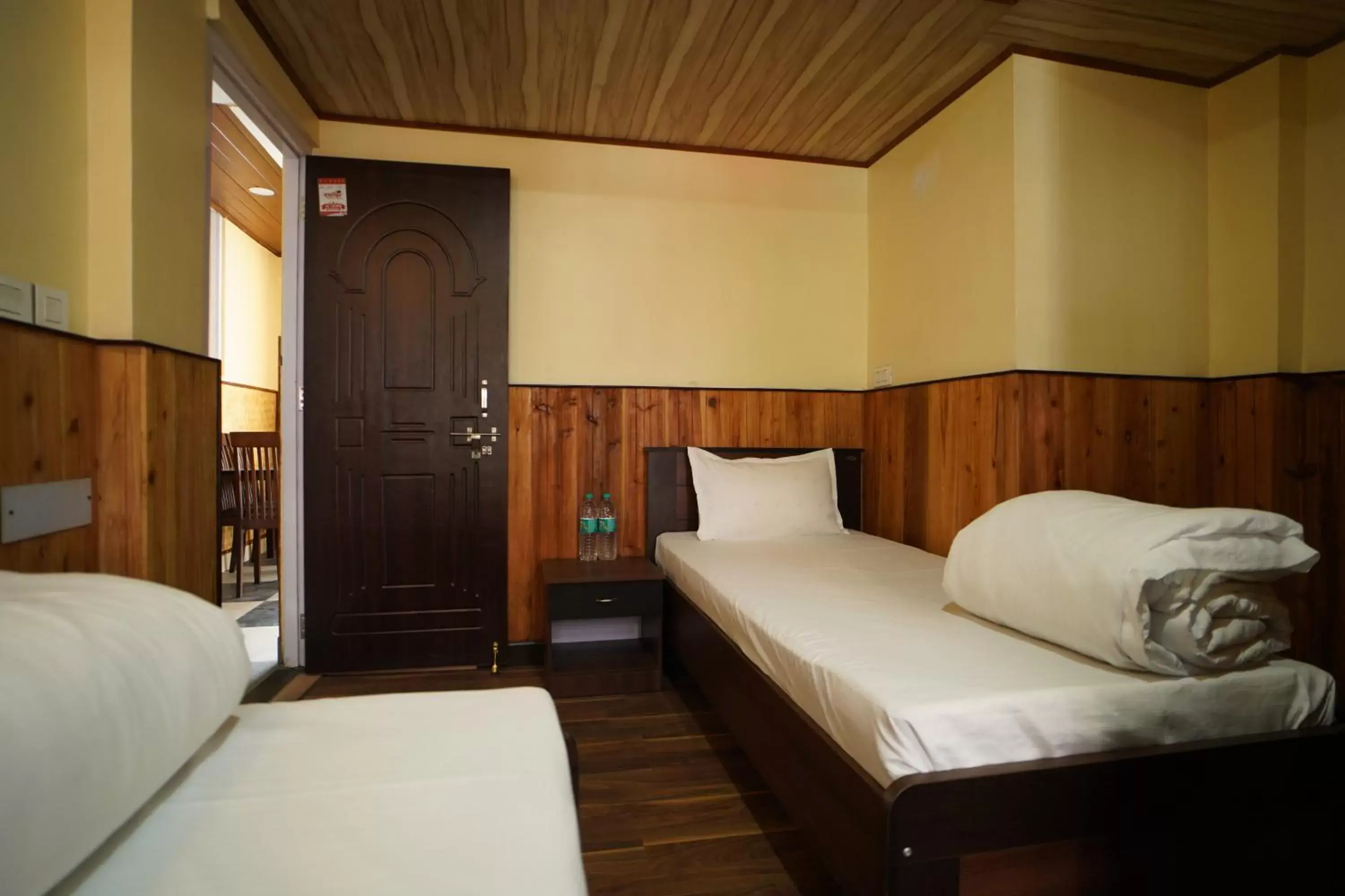 Property building, Bed in Hotel Hill Queen near Sherpa Gumba Darjeeling Mall 5 Min Couple Friendly Property building, Bed in Hotel Hill Queen near Sherpa Gumba Darjeeling Mall 5 Min Couple Friendly