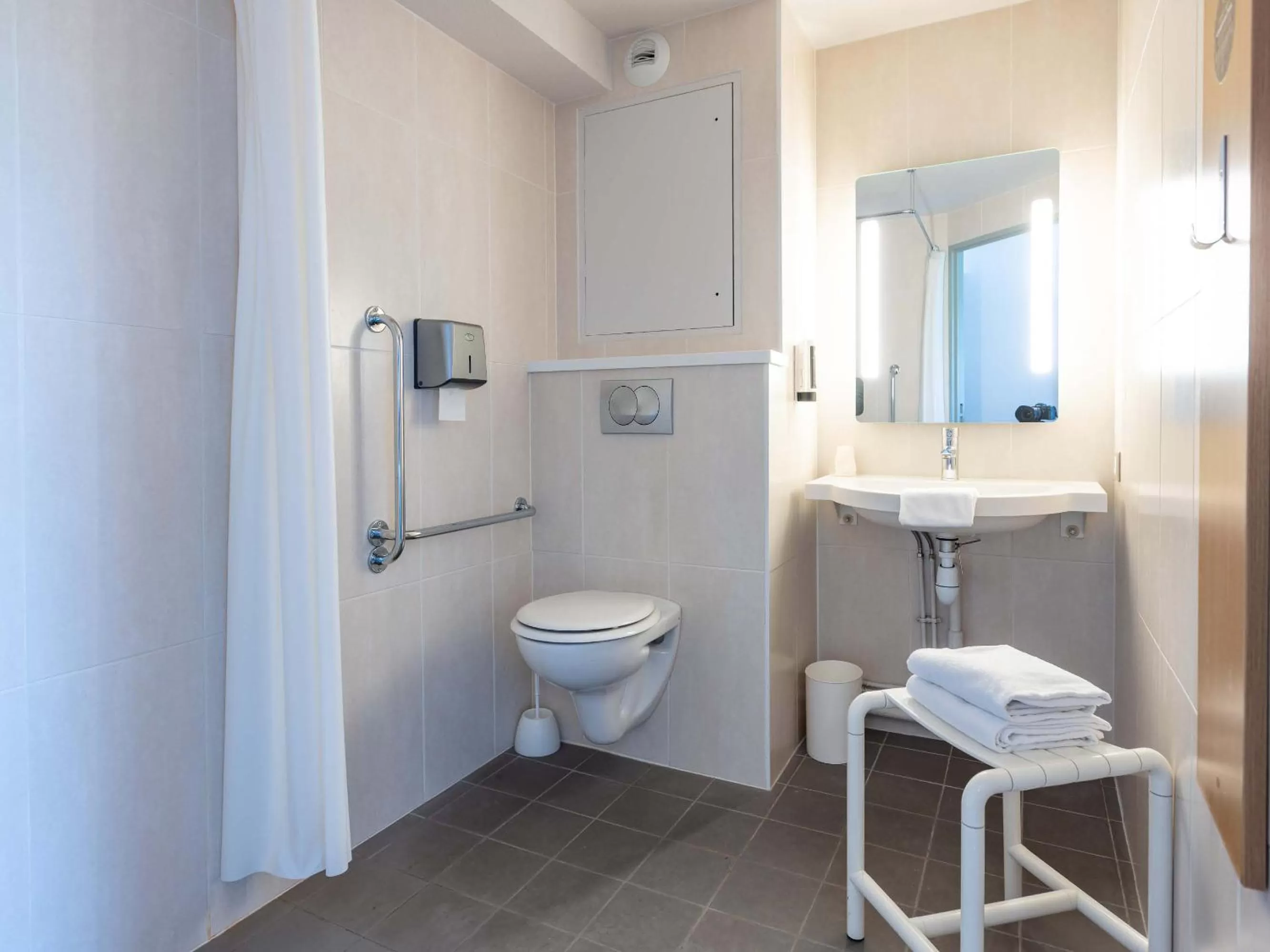 Shower in B&B HOTEL Rennes Ouest Villejean