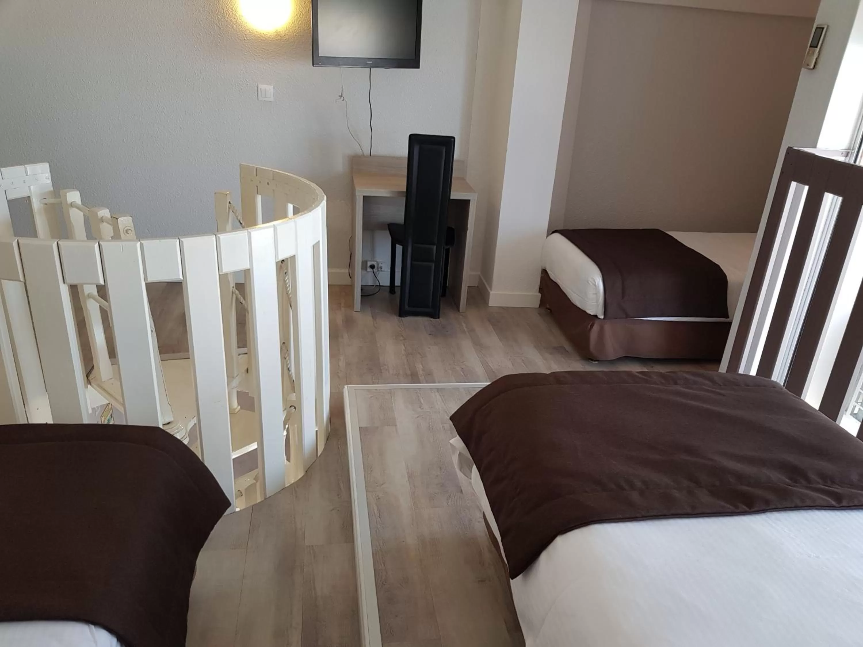 Photo of the whole room, TV/Entertainment Center in Hôtel Port Beach