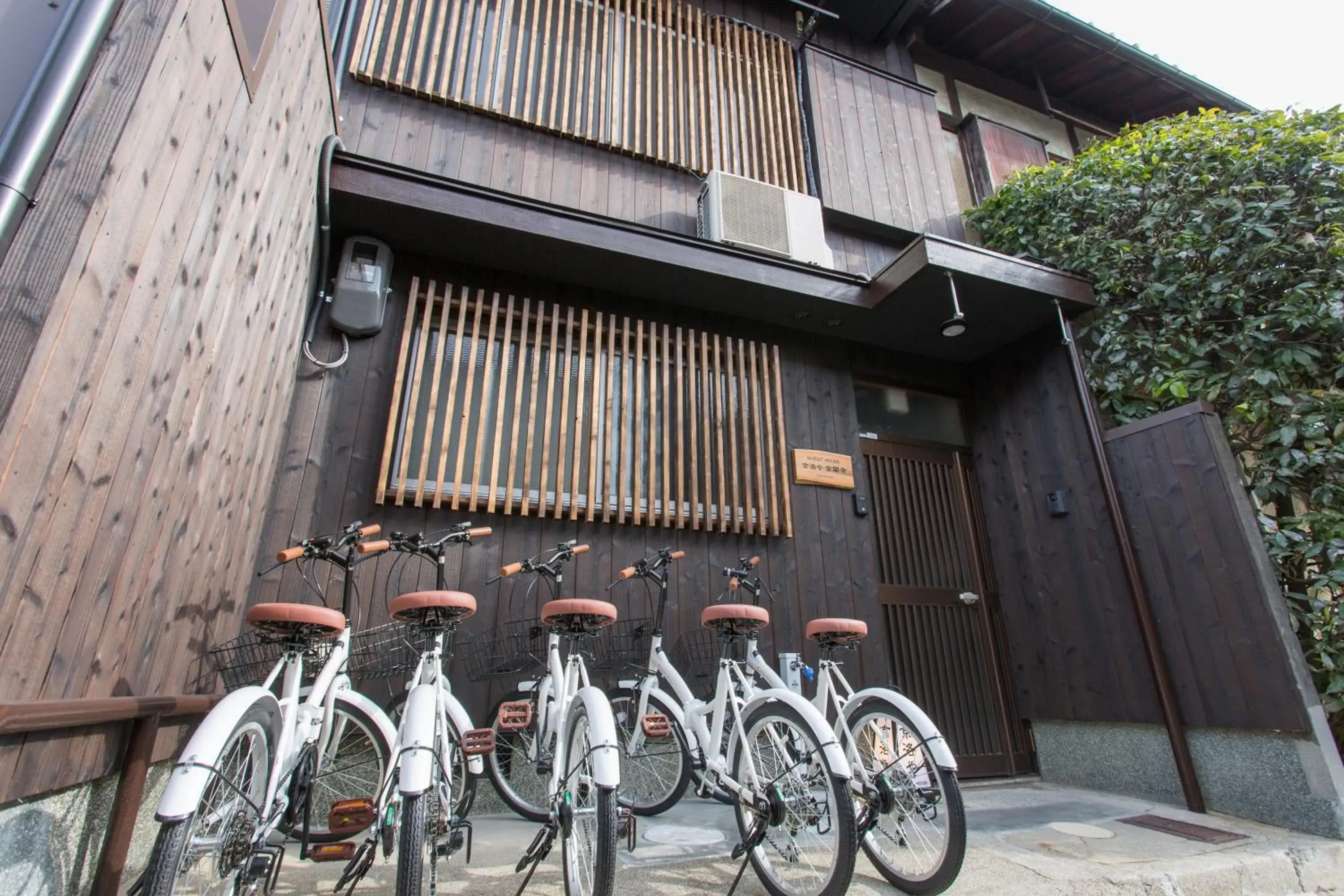 Facade/entrance in Guest House Kyorakuya Kinkakuji
