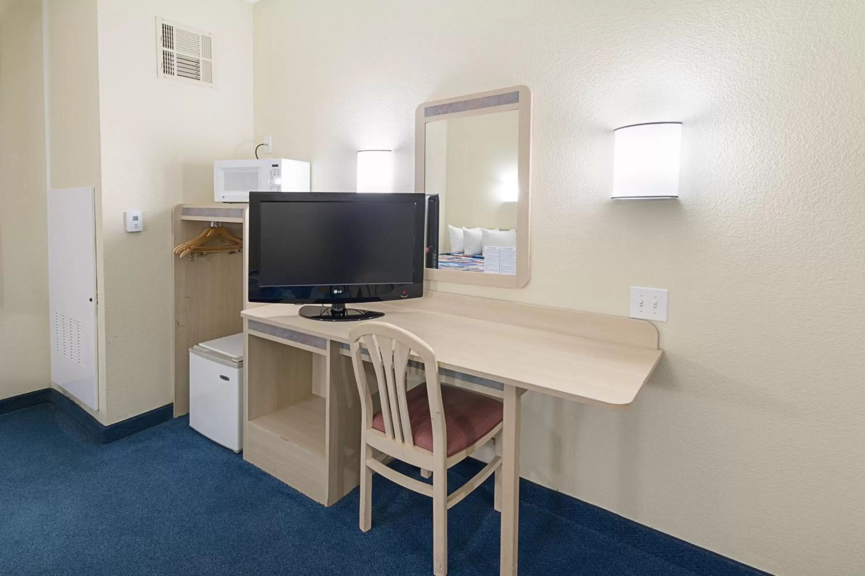 Bedroom, TV/Entertainment Center in Motel 6-Weatherford, TX