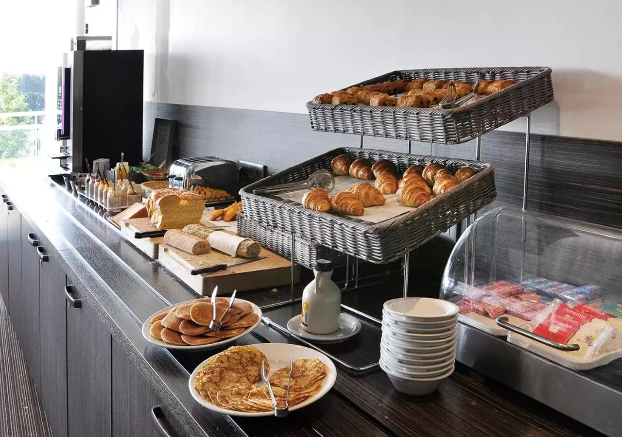 Buffet breakfast, Breakfast in Golden Tulip Pornic Suites