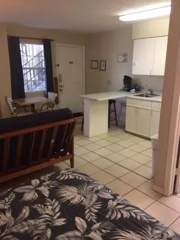 Kitchen/Kitchenette in Davis House Inn