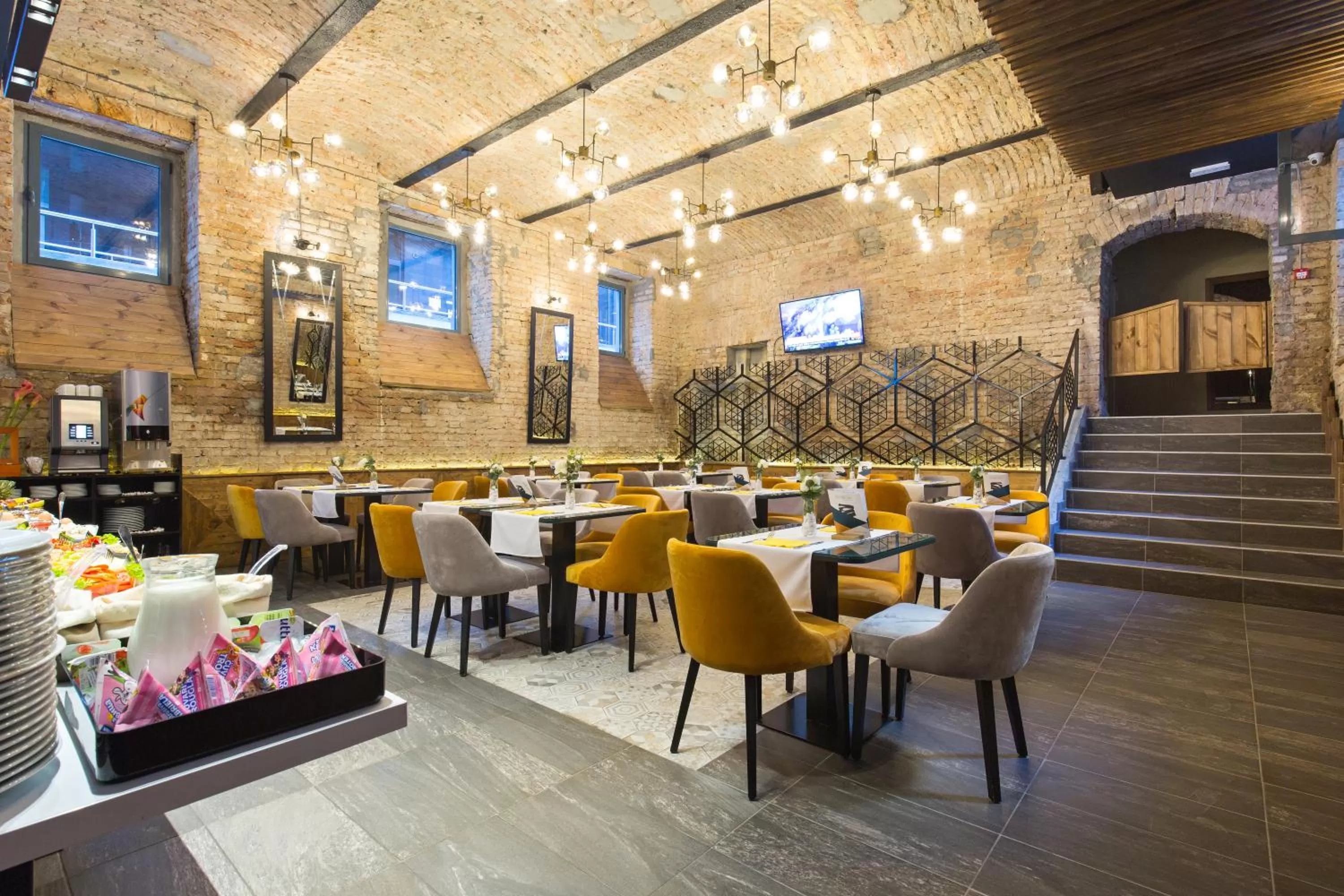 Restaurant/places to eat in Marquise Hotel Garni