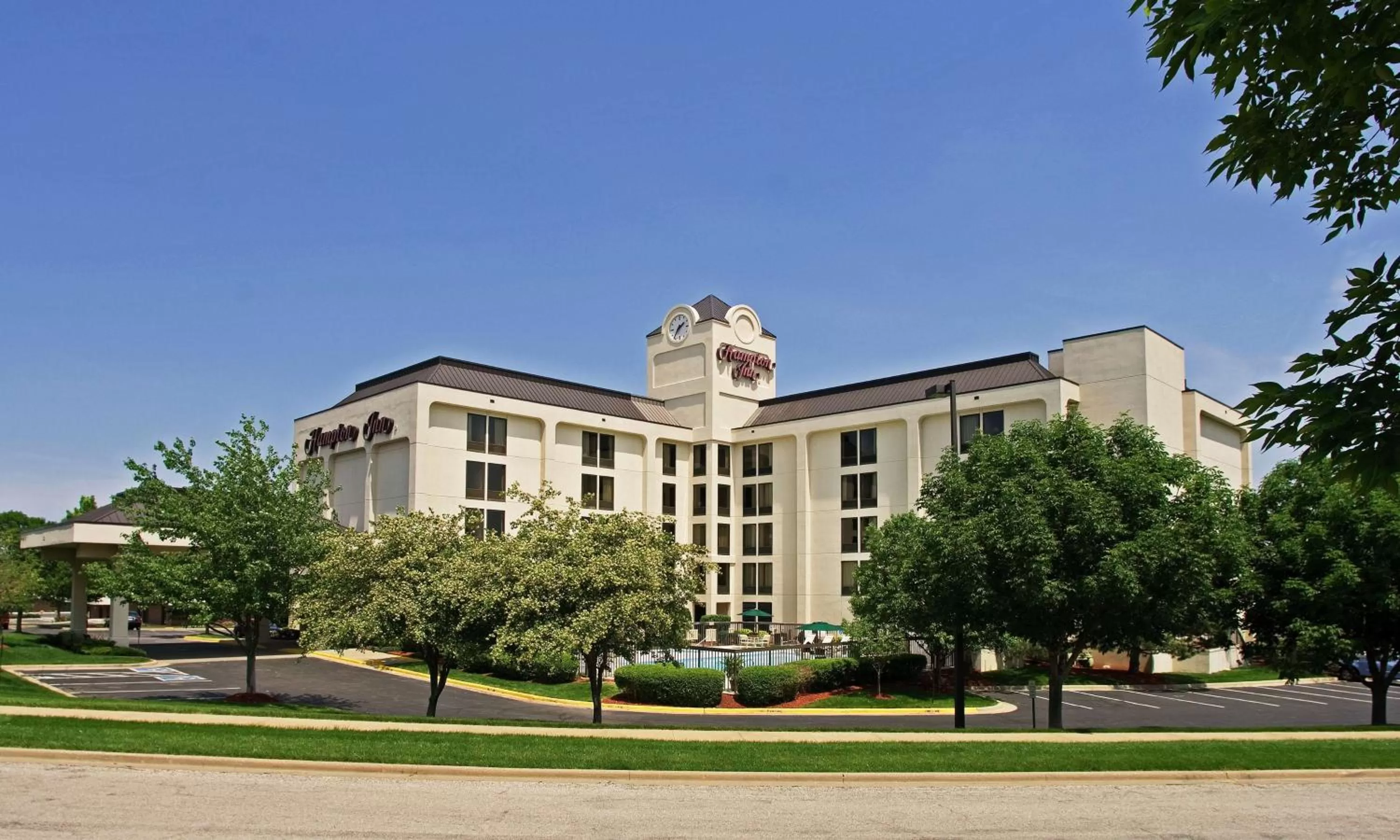 Property building in Hampton Inn Overland Park