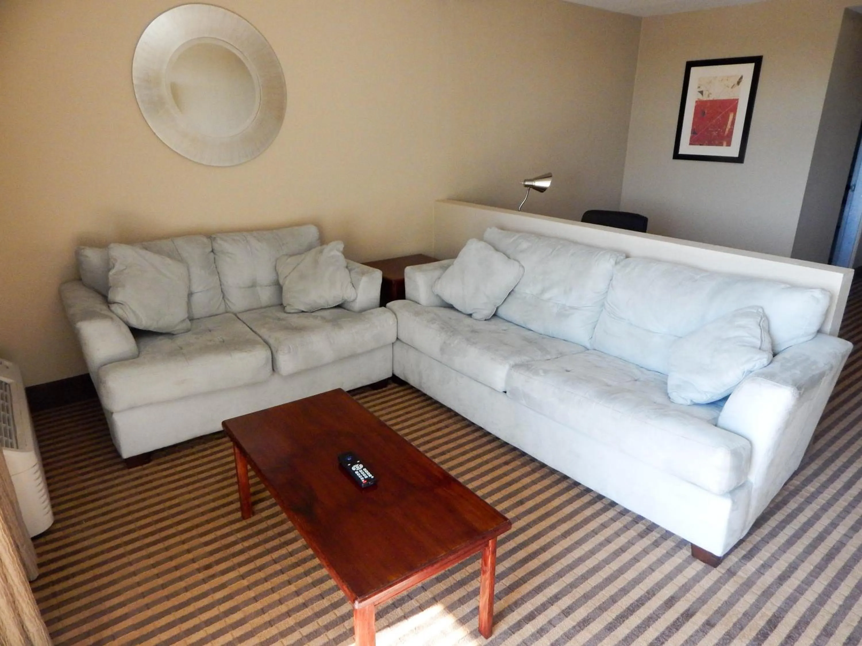 Living room in Howard Johnson by Wyndham Arlington Ballpark / Six Flags