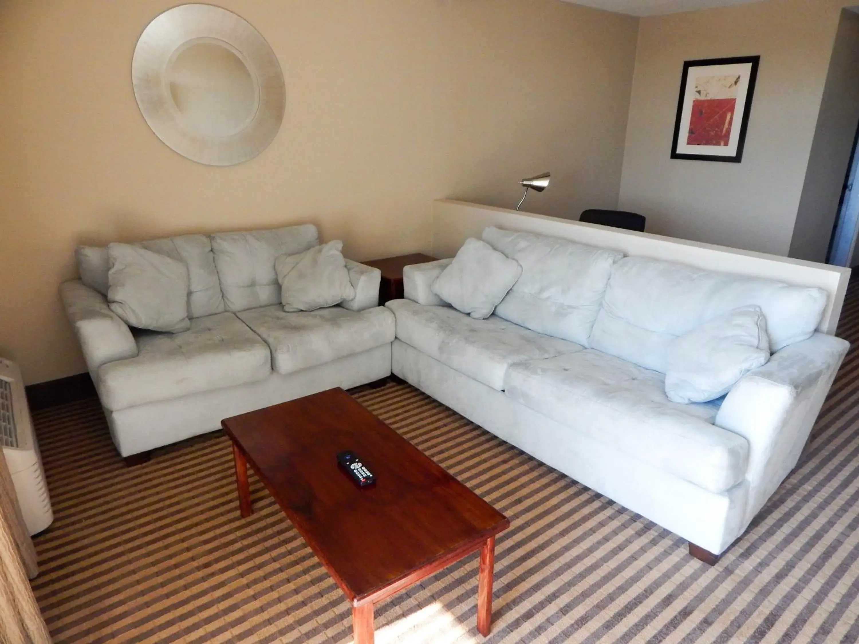 Living room, Seating Area in Howard Johnson by Wyndham Arlington Ballpark / Six Flags