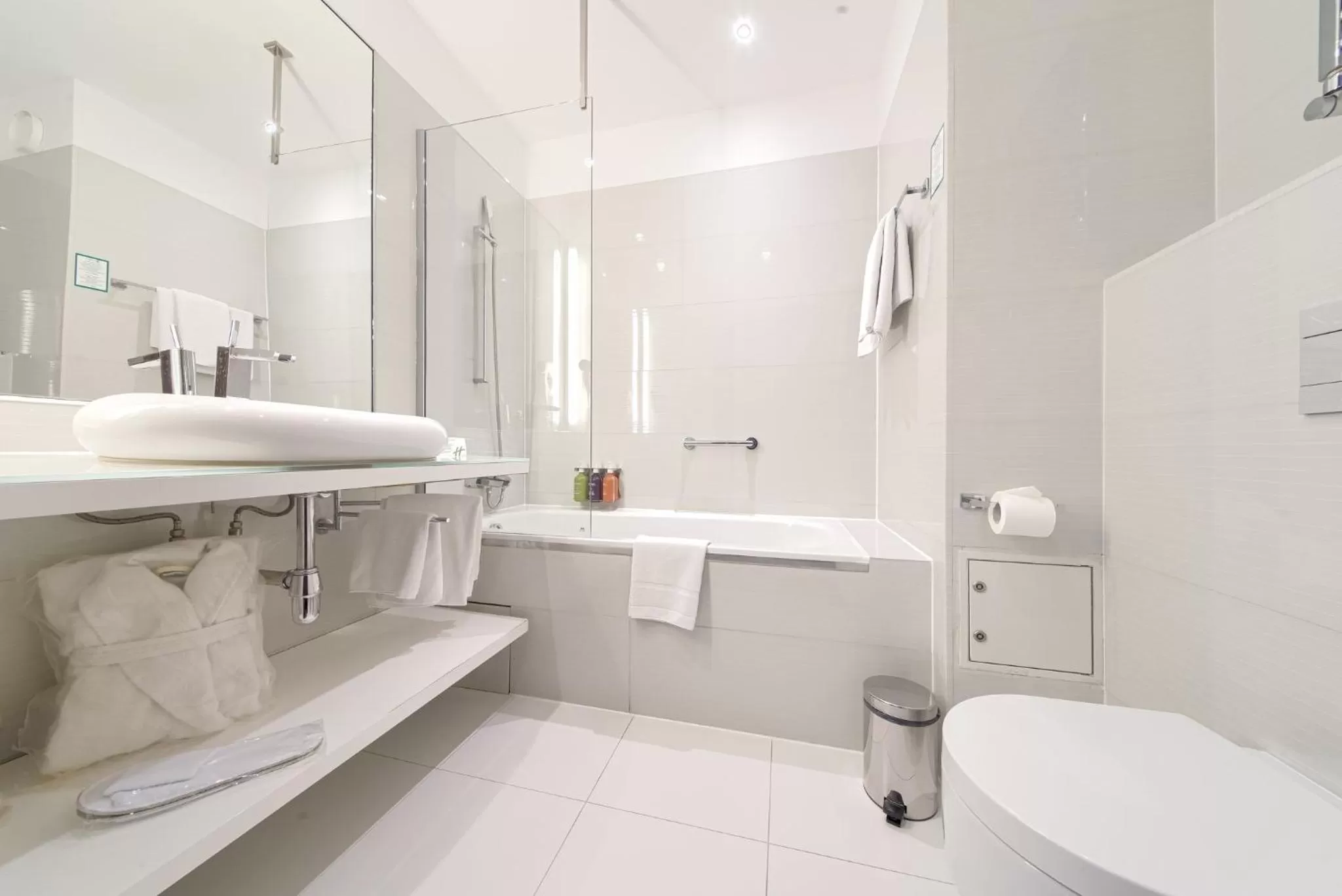 Premium Corner King Room with Balcony and River View in Holiday Inn Bydgoszcz, an IHG Hotel