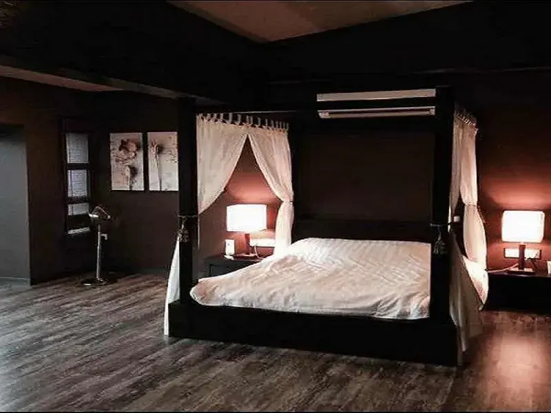 Bed in Miracle Suite