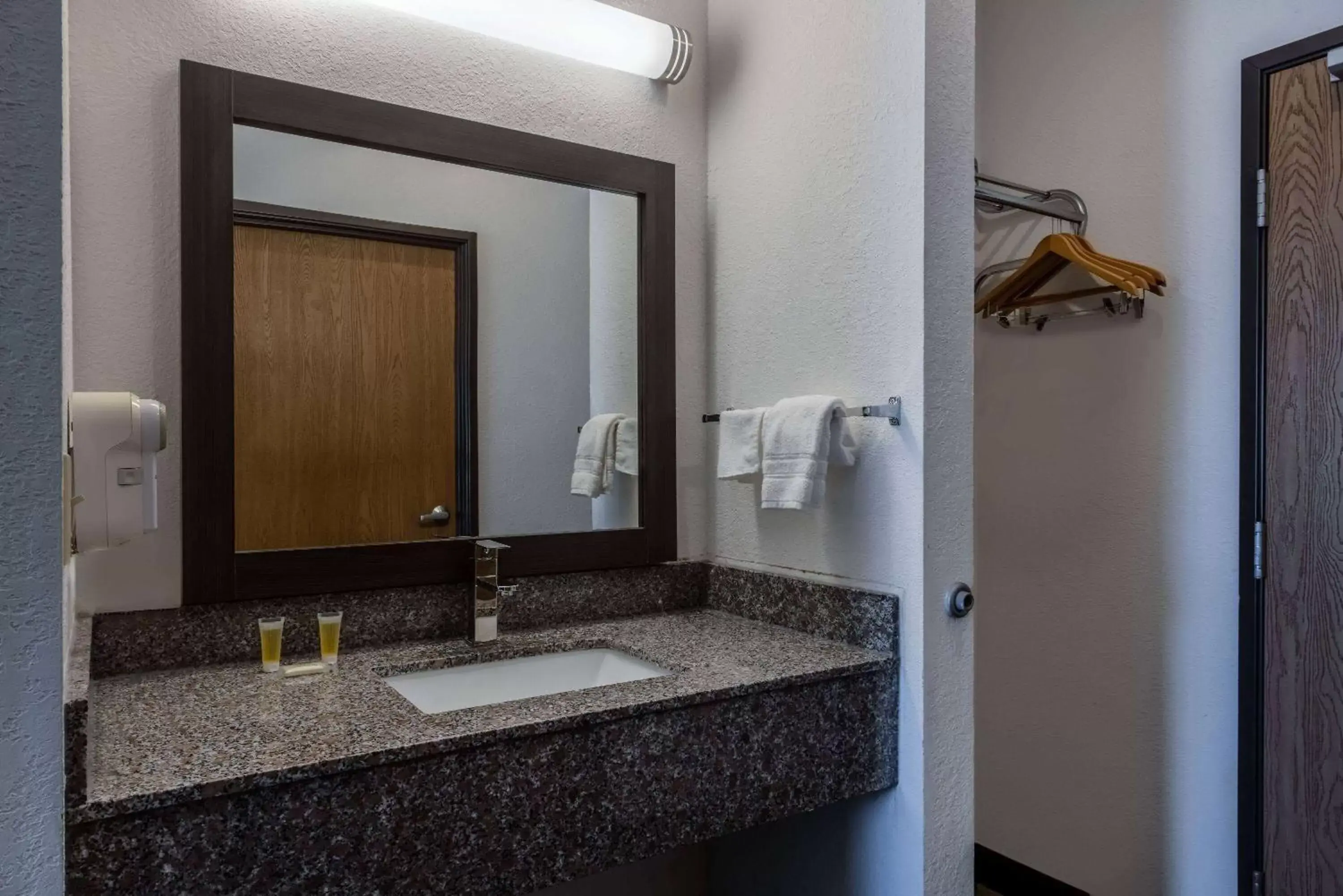 TV and multimedia, Bathroom in Super 8 by Wyndham De Soto