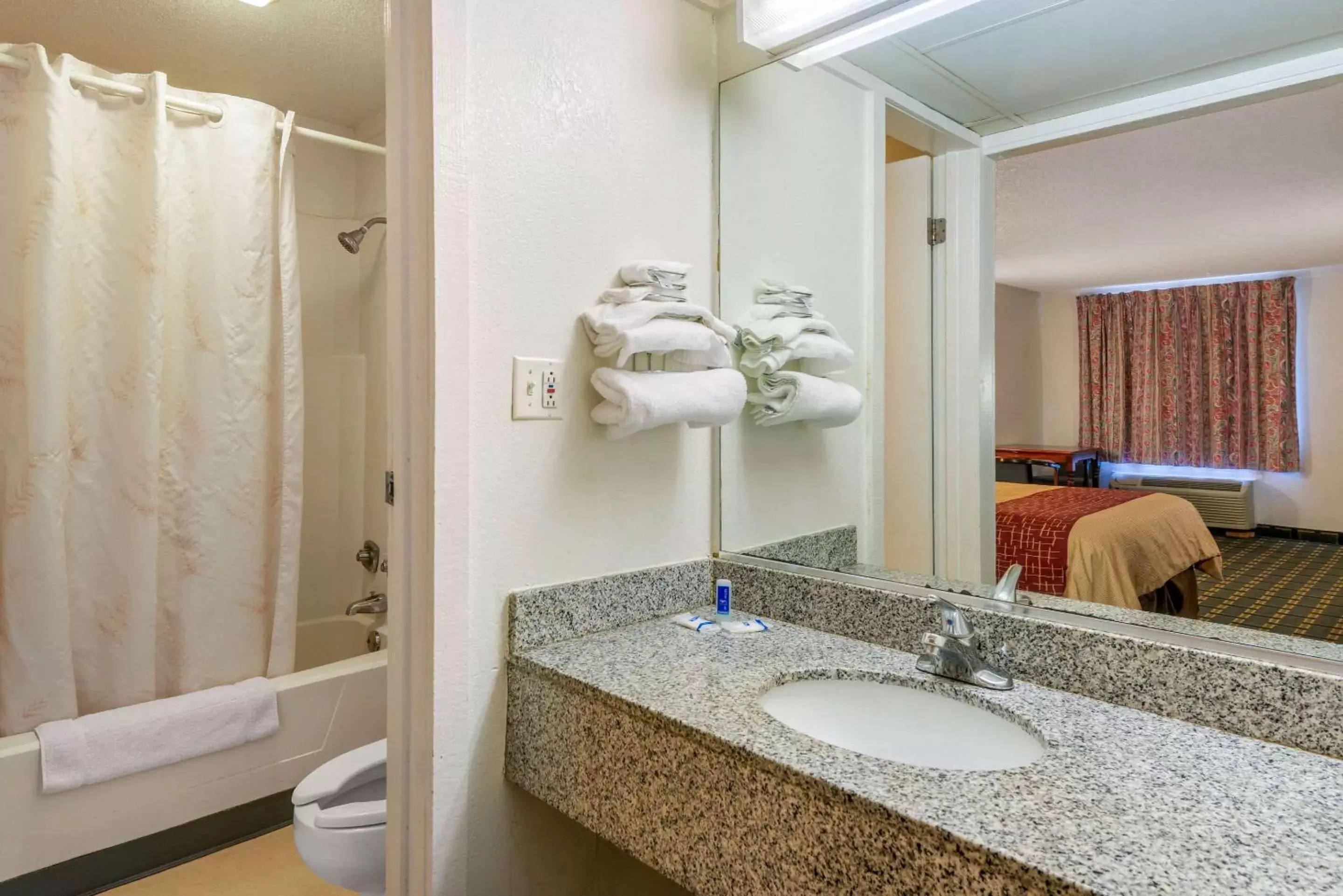 Bedroom, Bathroom in Rodeway Inn Hilliard/Columbus