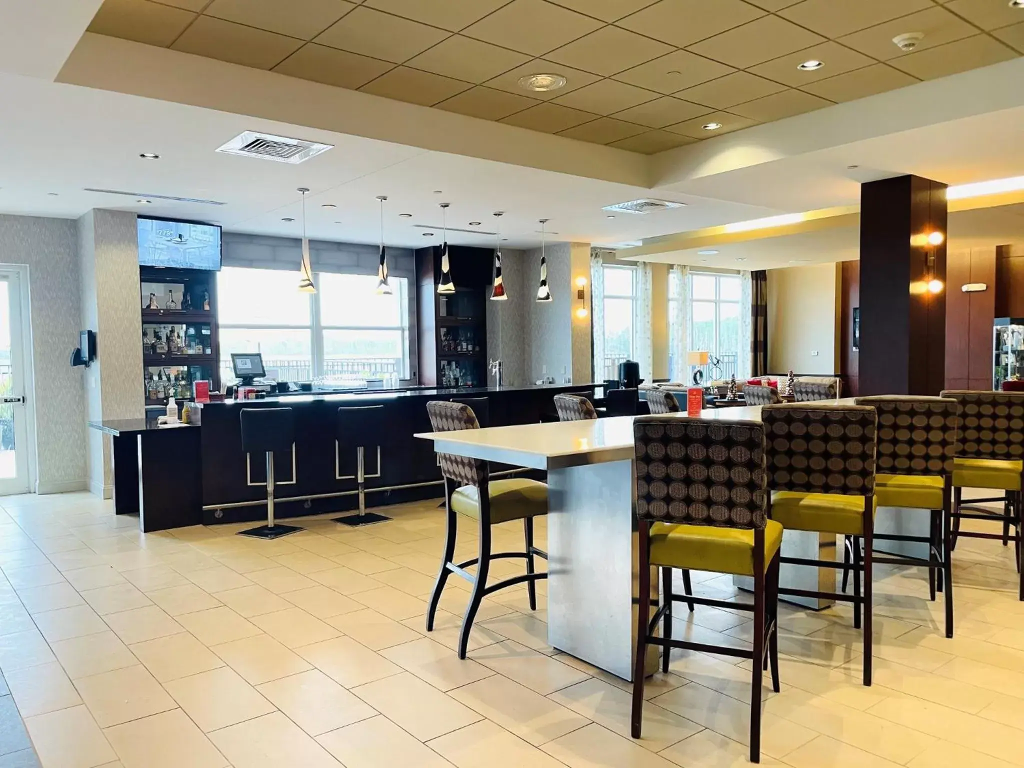 Lounge or bar, Restaurant/Places to Eat in Crowne Plaza Fort Myers Gulf Coast, an IHG Hotel
