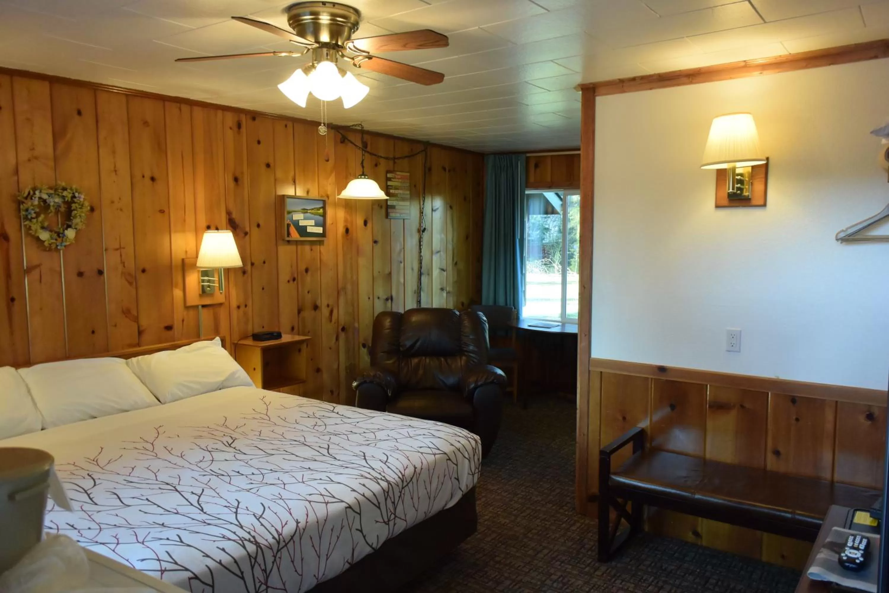 Bed in Park Motel and Cabins