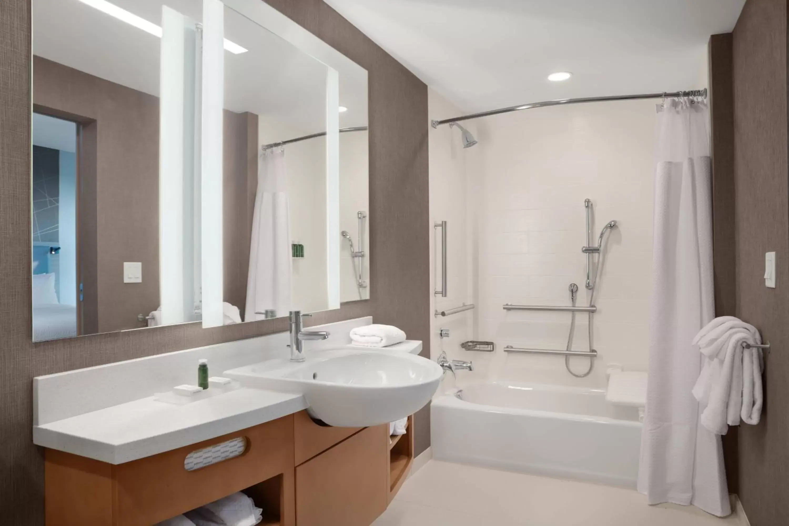 Bathroom in SpringHill Suites by Marriott Orlando Theme Parks/Lake Buena Vista