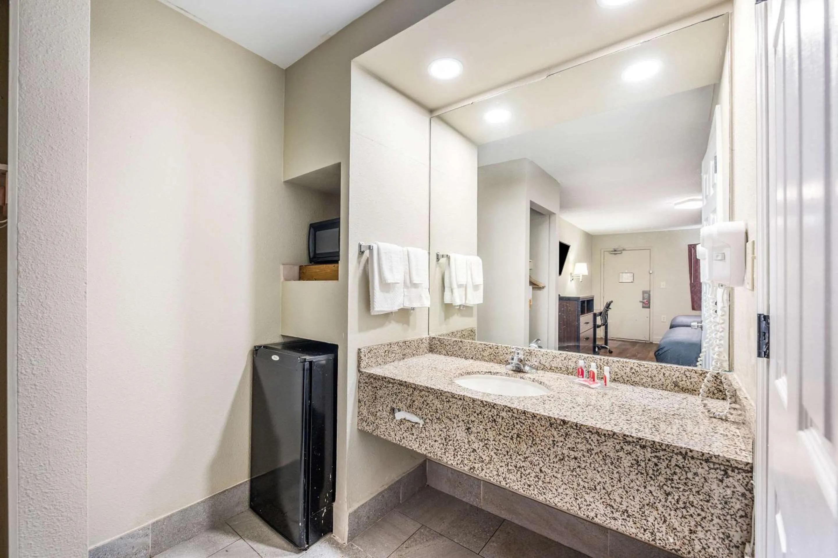 Bathroom in Econo Lodge Inn & Suites Huntsville University Area