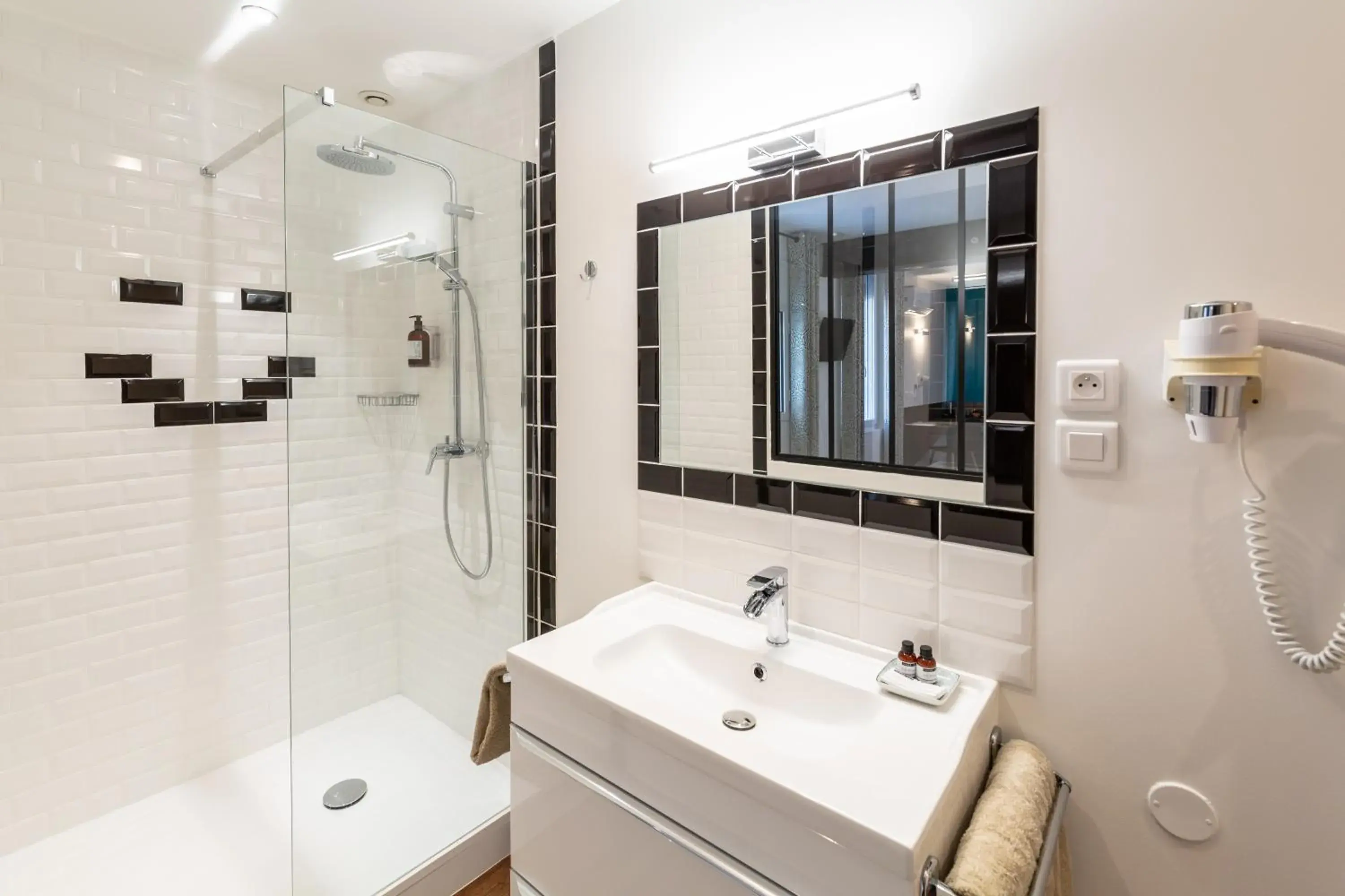 Shower, Bathroom in Hotel Regina Bordeaux Gare Saint-Jean