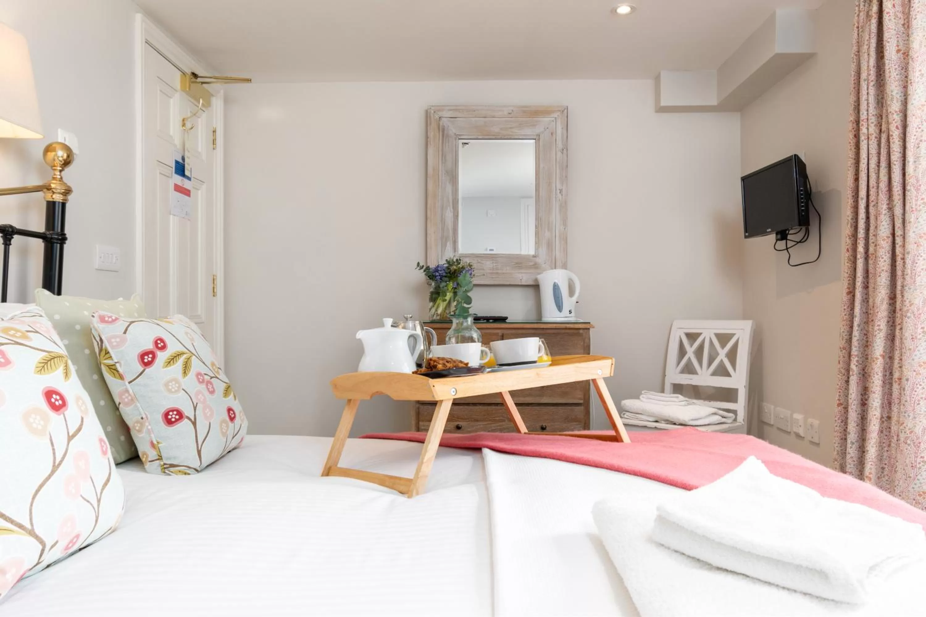 Coffee/tea facilities, Bed in The Farmhouse at Bodnant Welsh Food