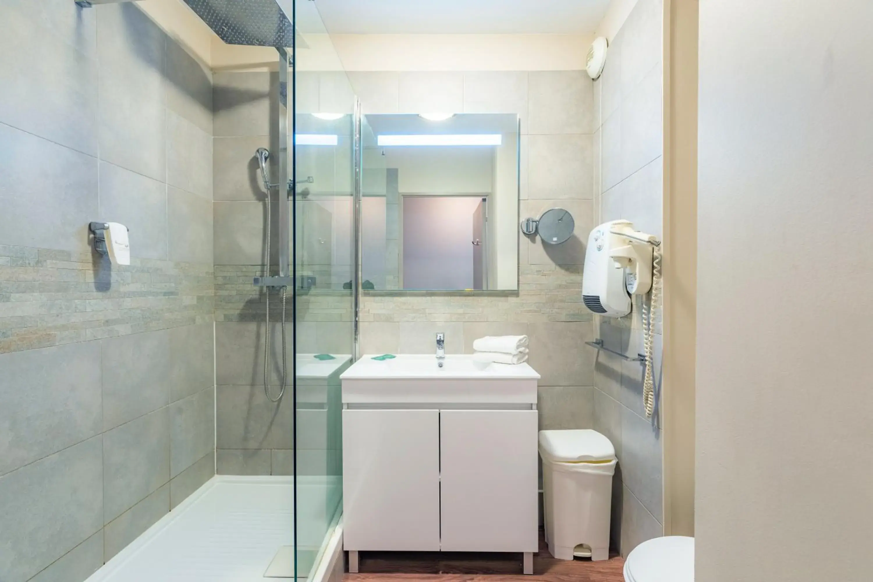 Shower, Bathroom in Appart'City Confort Montpellier Ovalie I (Ex Park&Suites)