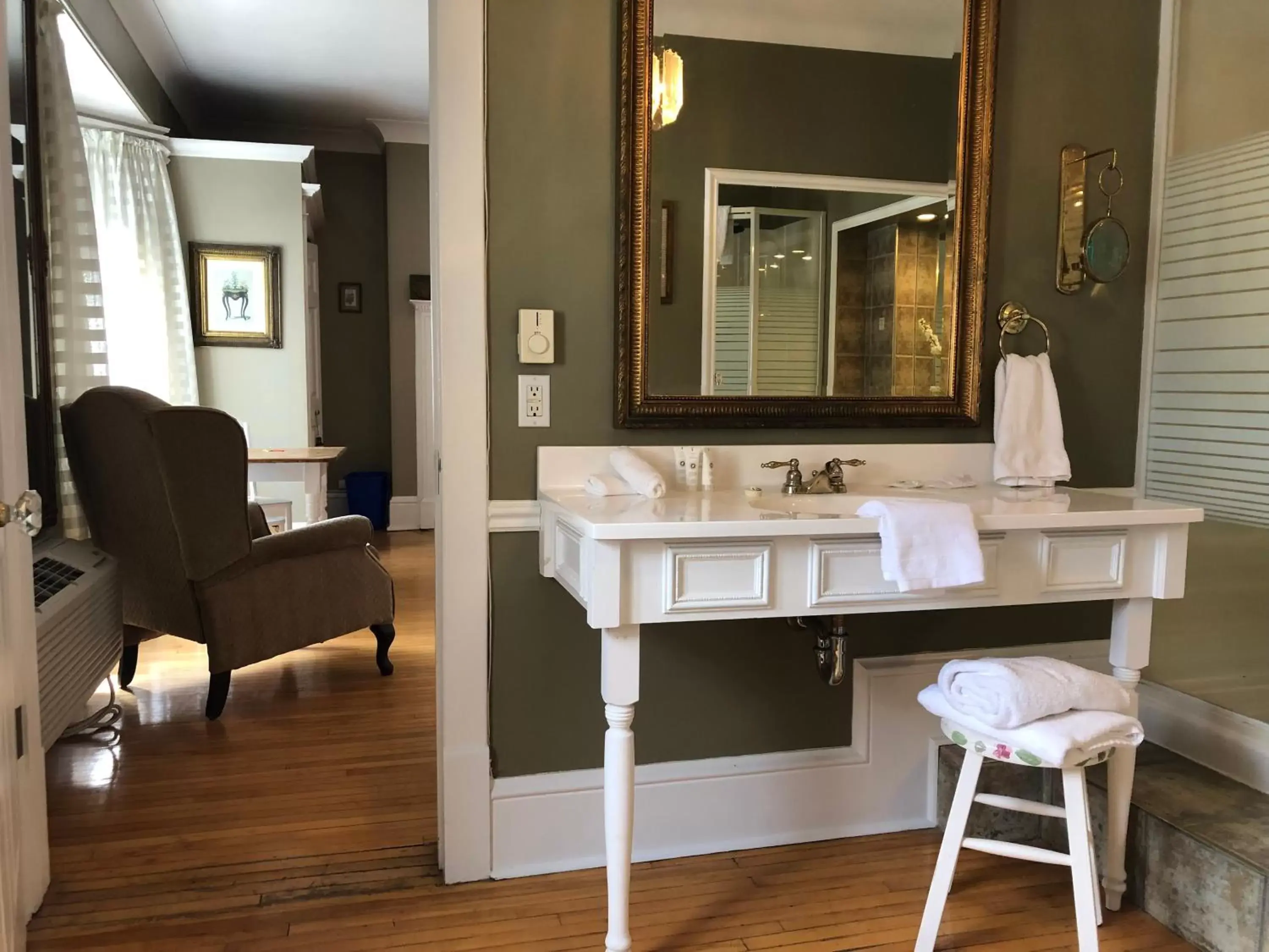 Bathroom in Leaside Manor