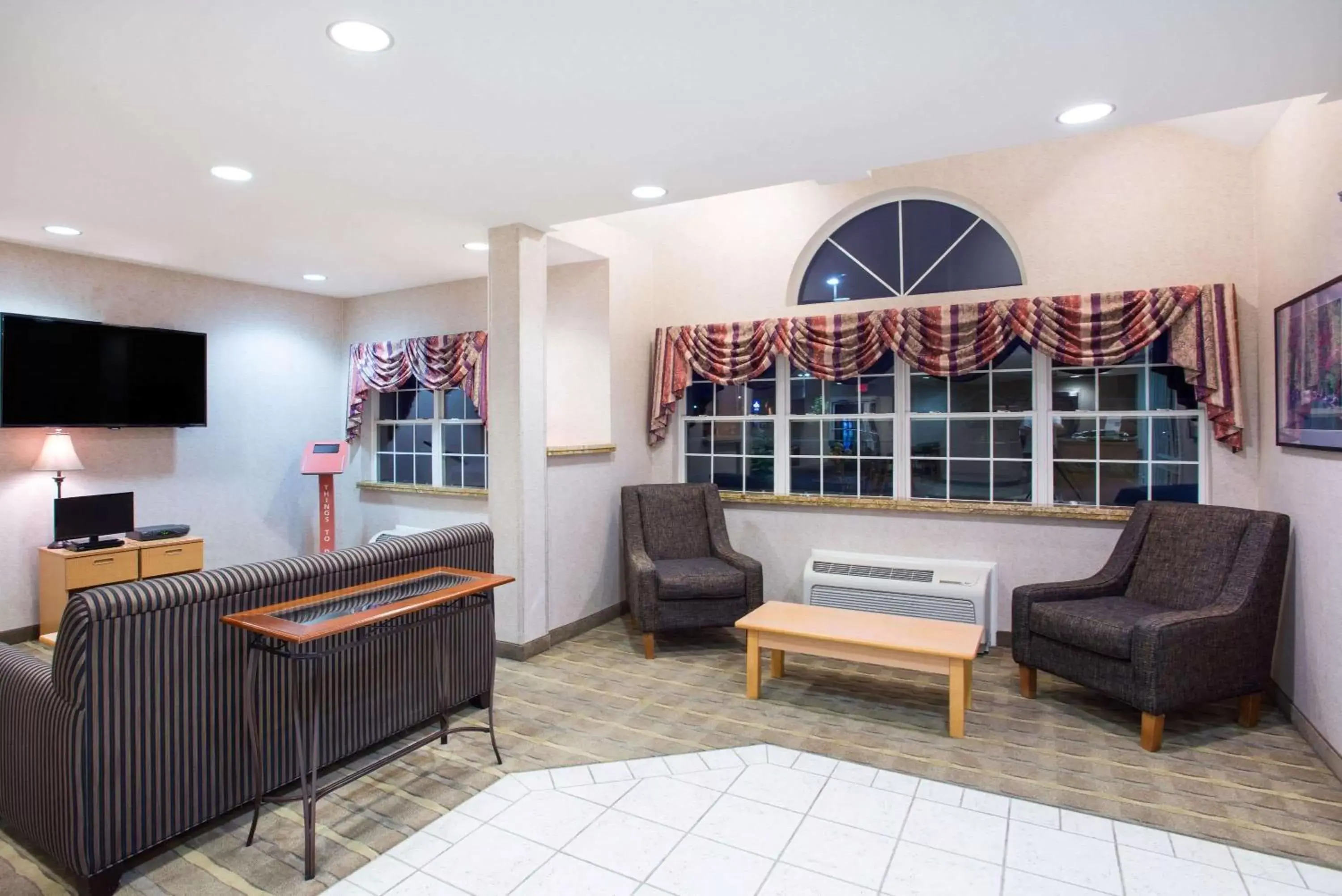 Lobby or reception, Seating Area in Microtel Inn & Suites by Wyndham Plattsburgh