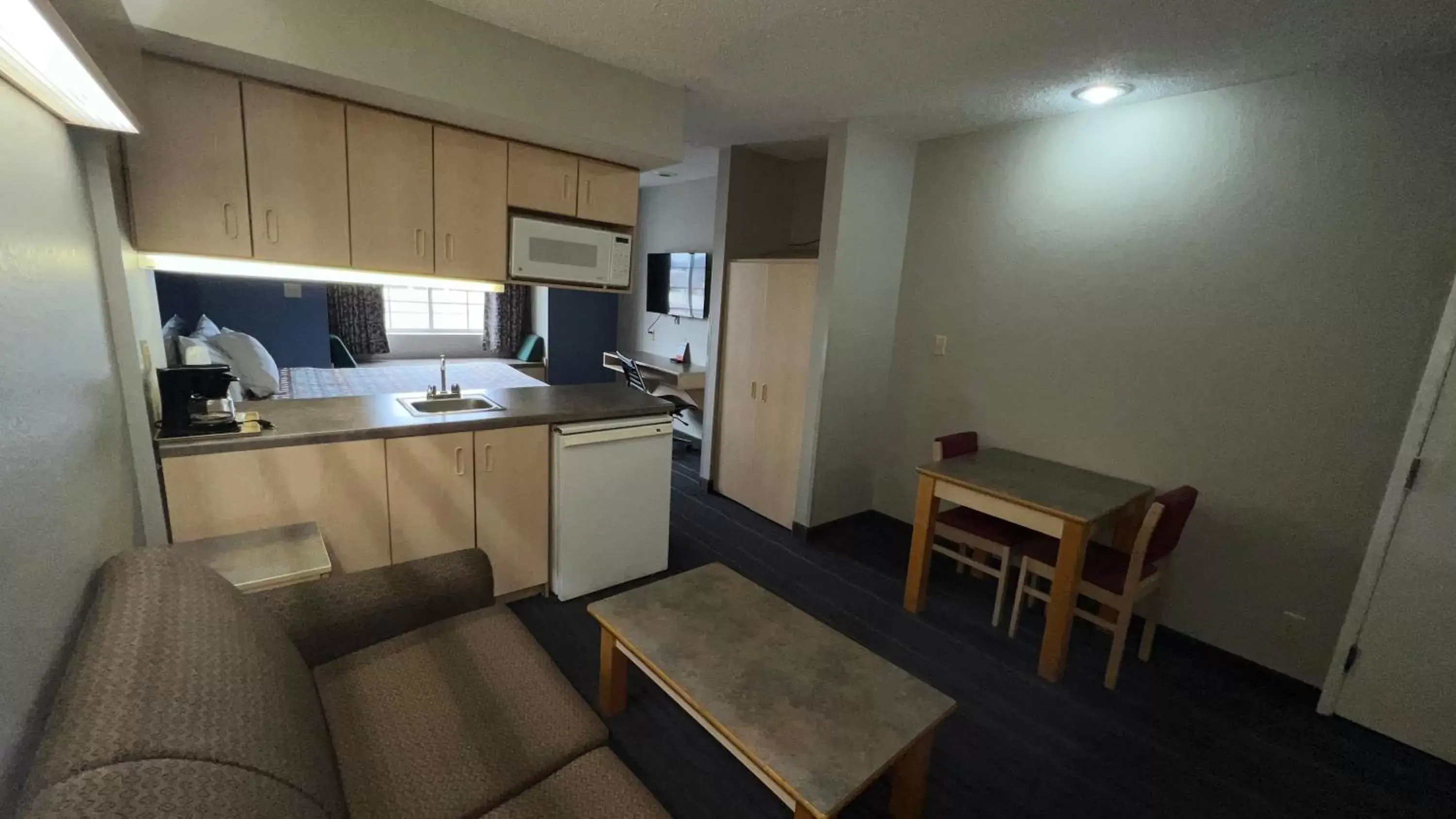 Kitchen/Kitchenette in America's Best Value Inn and Suites - Jackson