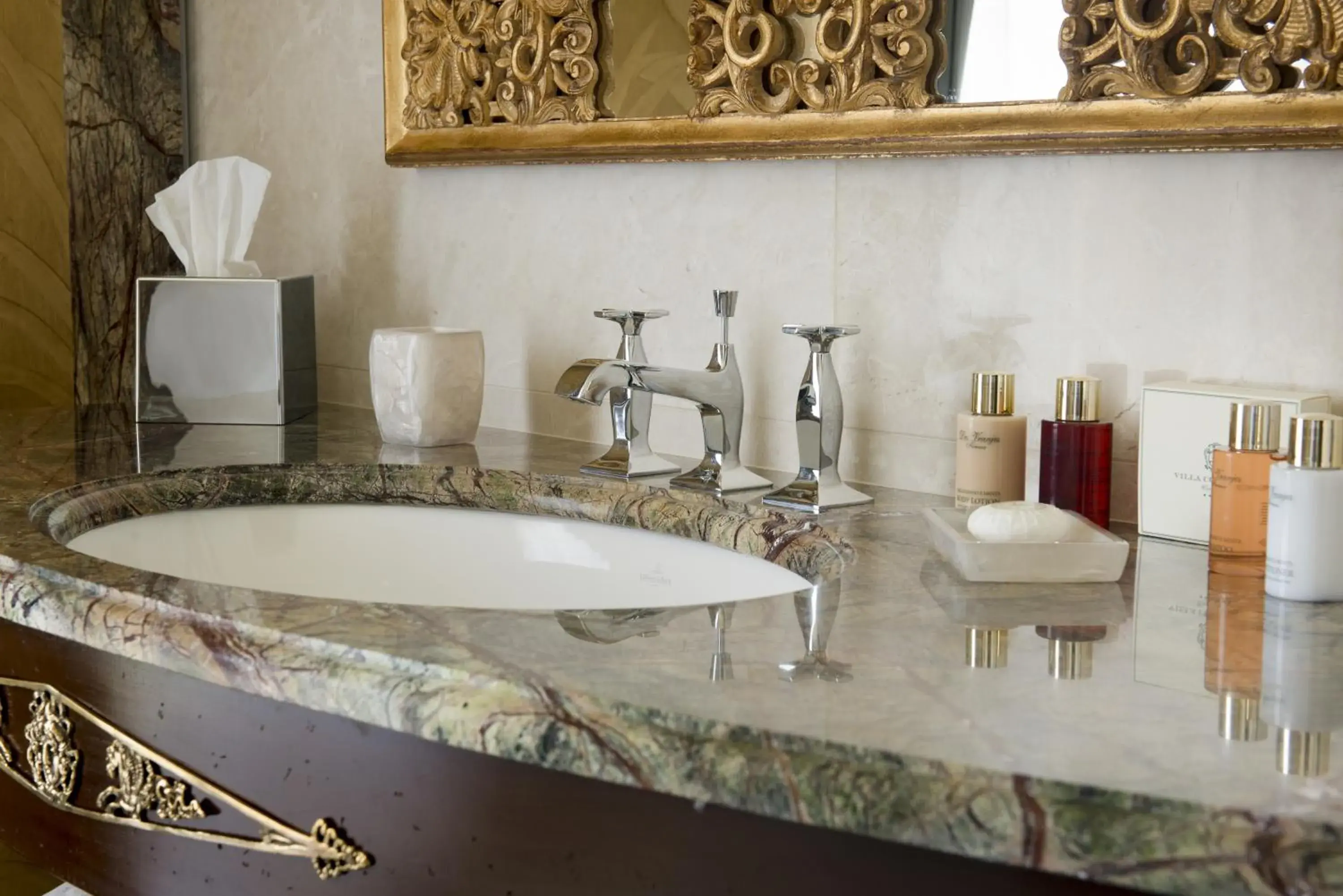Decorative detail, Bathroom in Villa Cordevigo Wine Relais