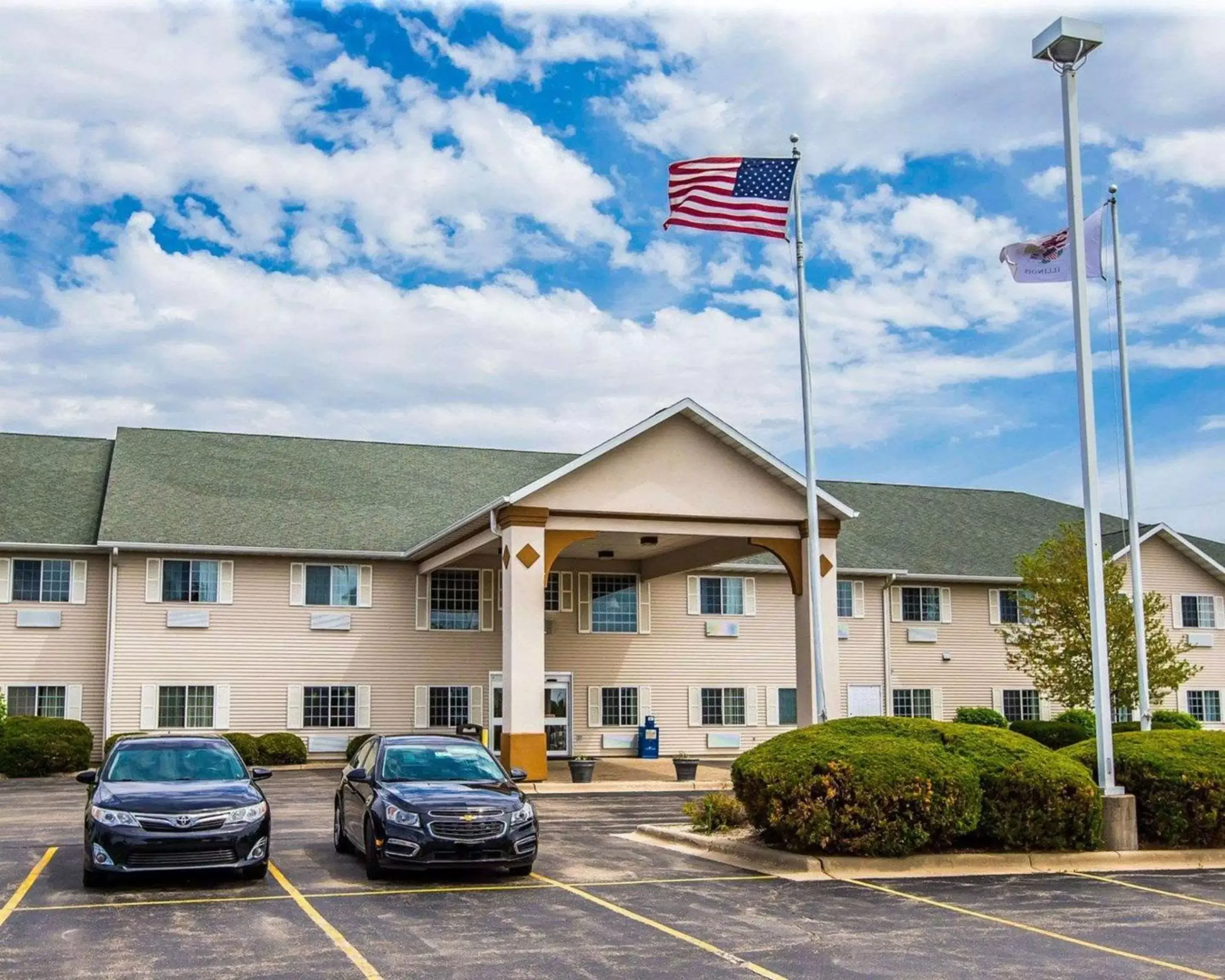Property building in Quality Inn & Suites Dixon near I-88 Property building in Quality Inn & Suites Dixon near I-88