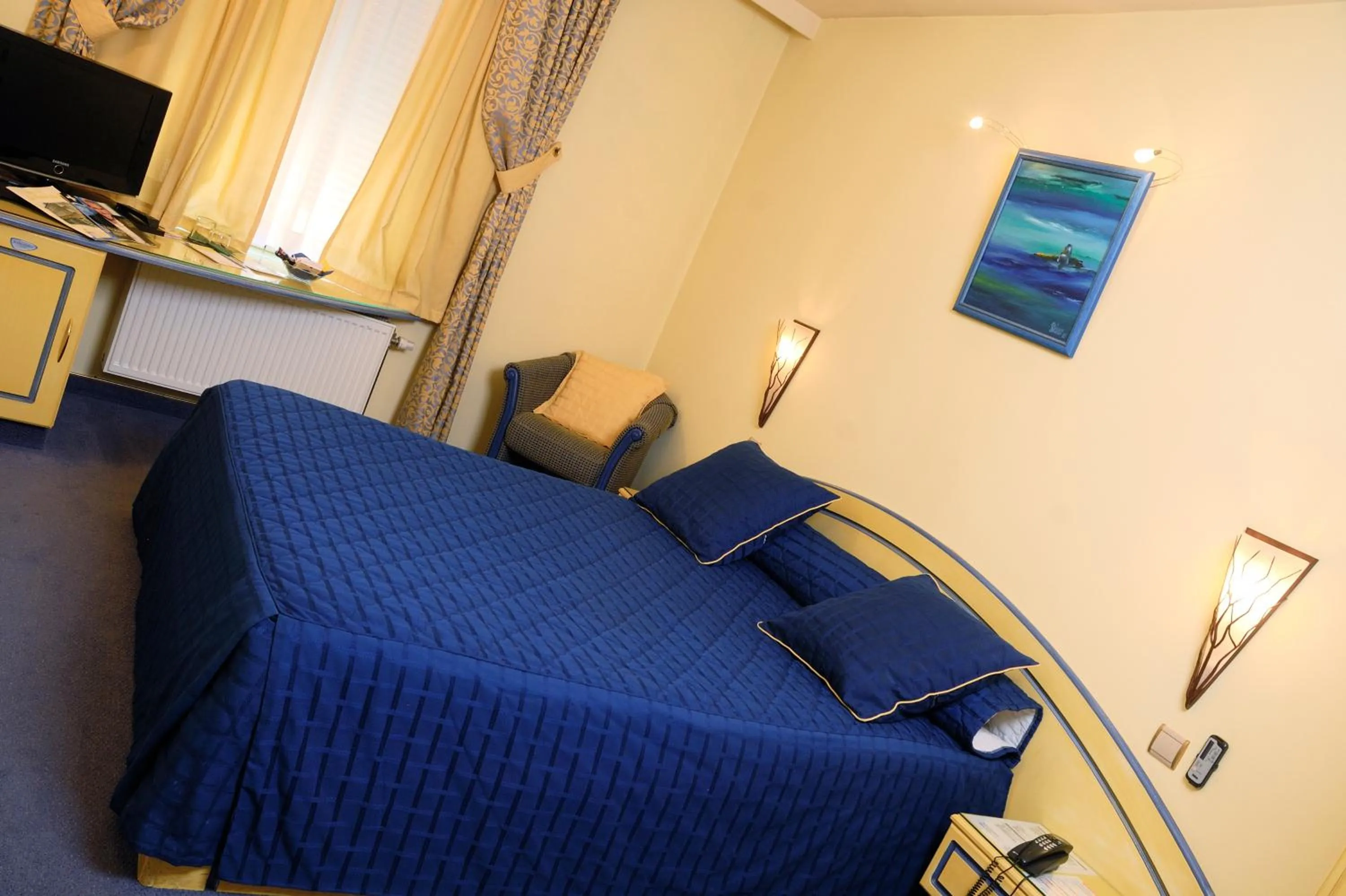 Photo of the whole room, Bed in Les Reflets Jaunes