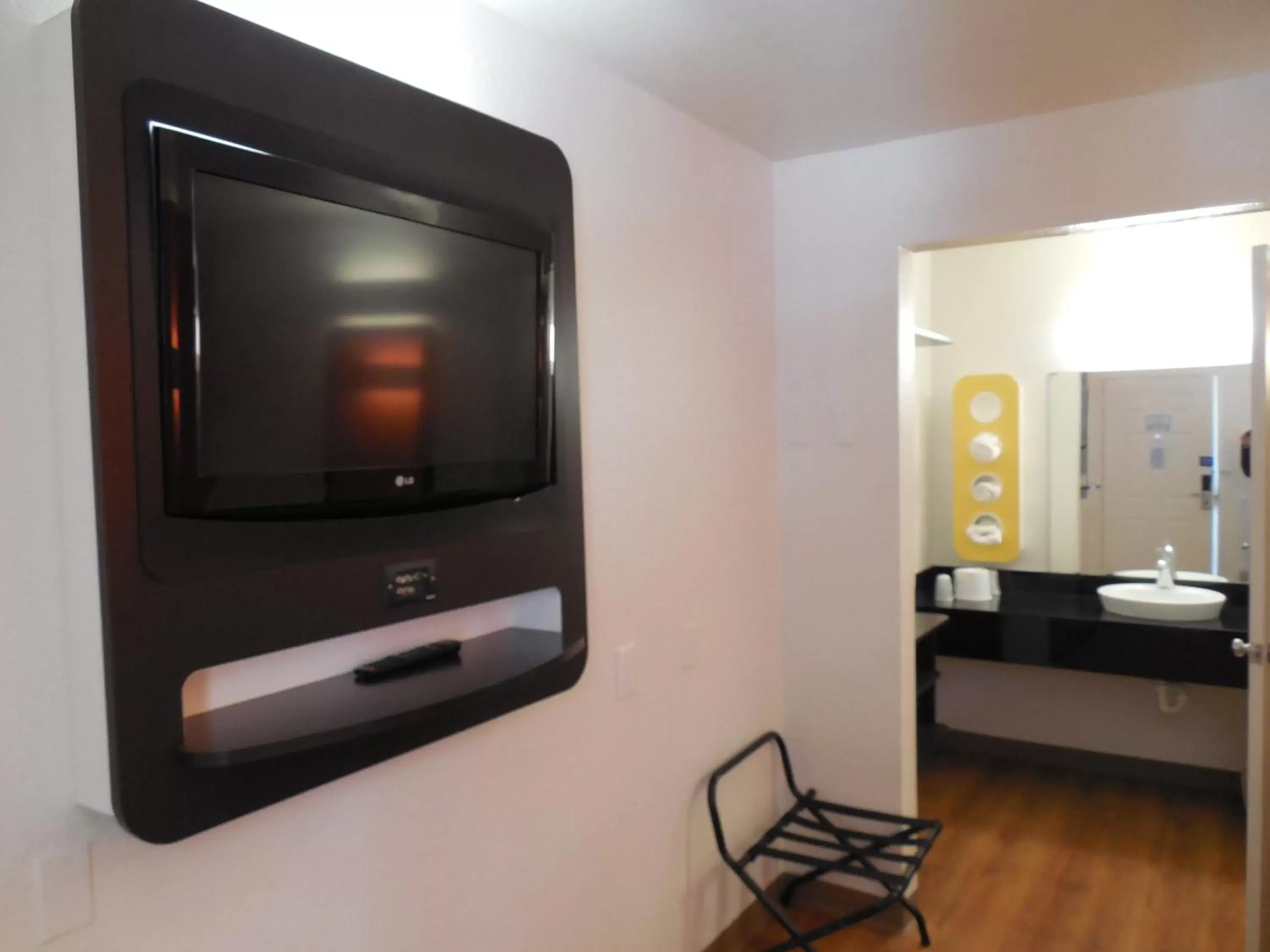 TV and multimedia, TV/Entertainment Center in Motel 6-Chula Vista, CA - San Diego