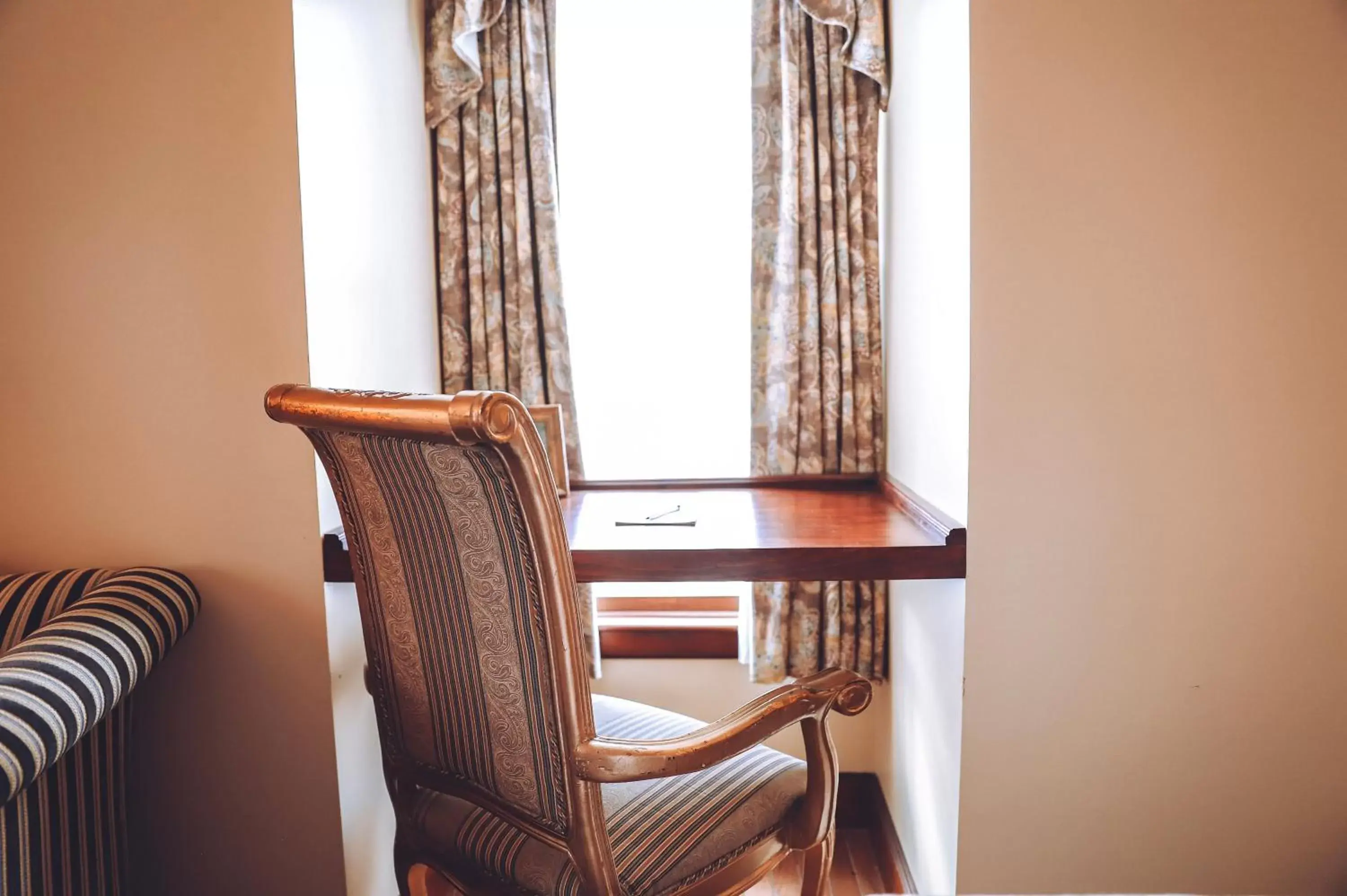 Bedroom, Seating Area in Tom Quick Inn