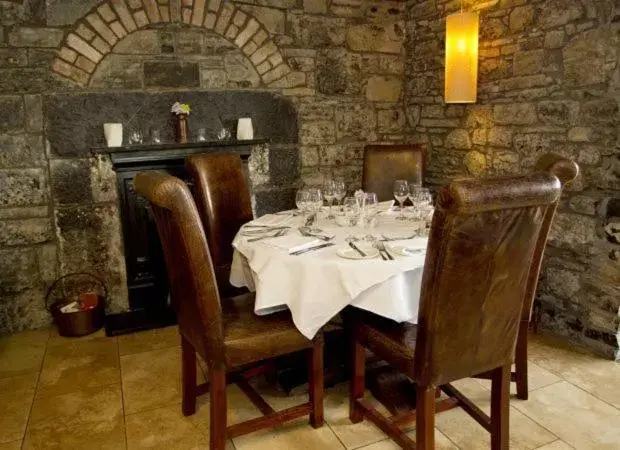 Restaurant/Places to Eat in Annebrook House Hotel