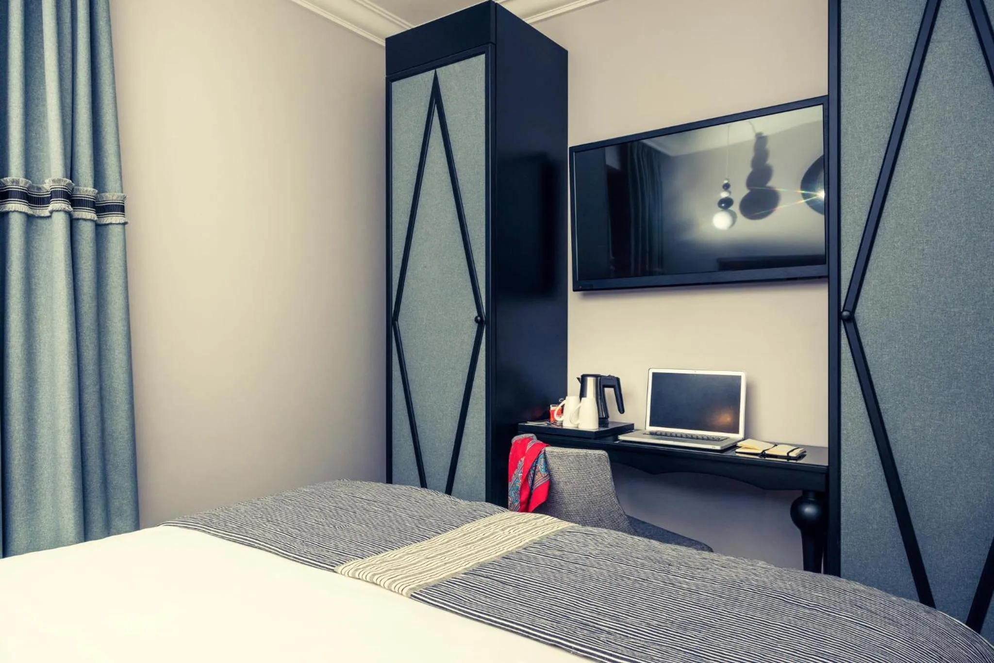 Bed in Mercure Paris Arc de Triomphe Wagram