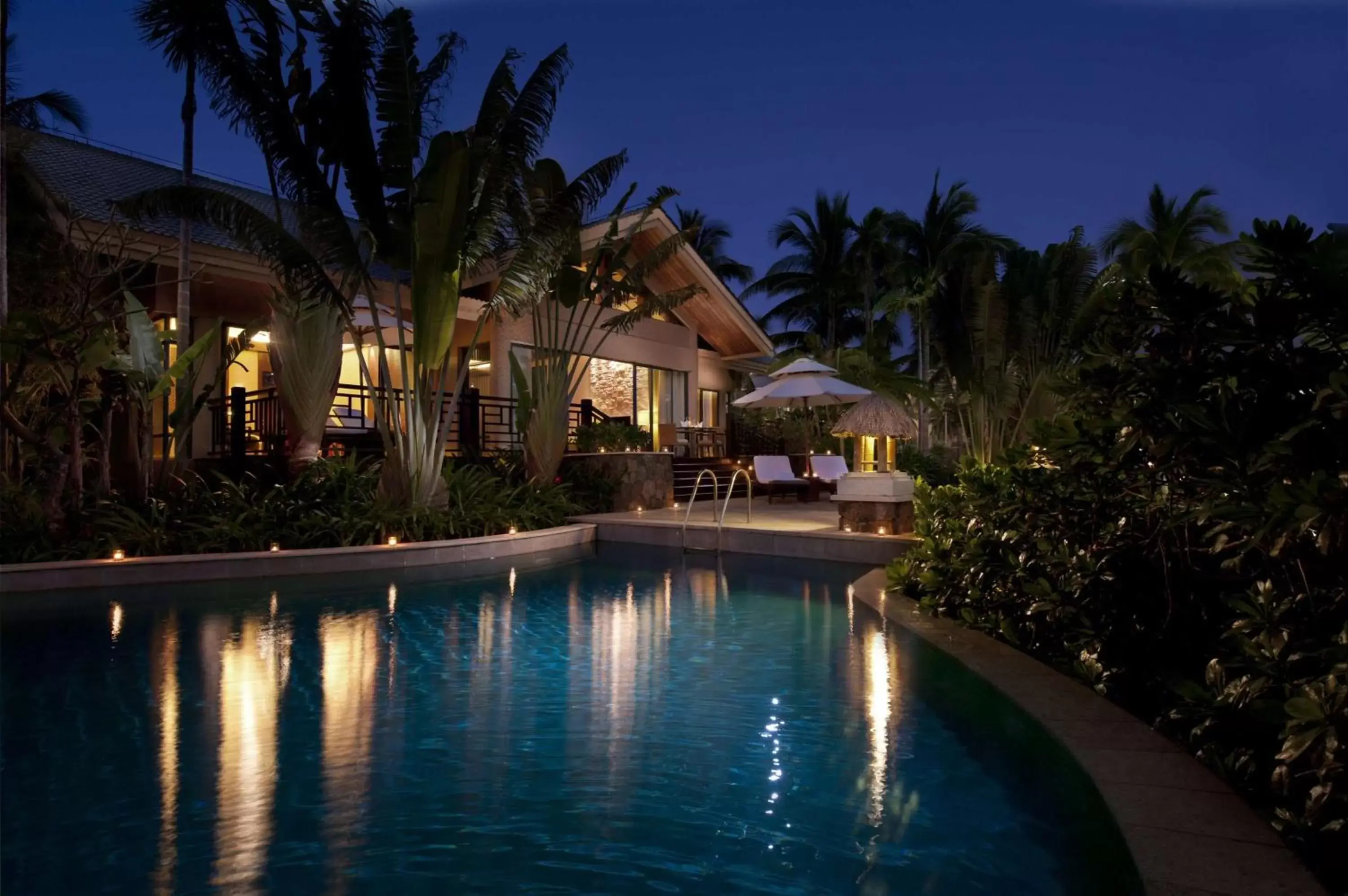 Bed, Swimming Pool in Hilton Sanya Yalong Bay Resort & Spa