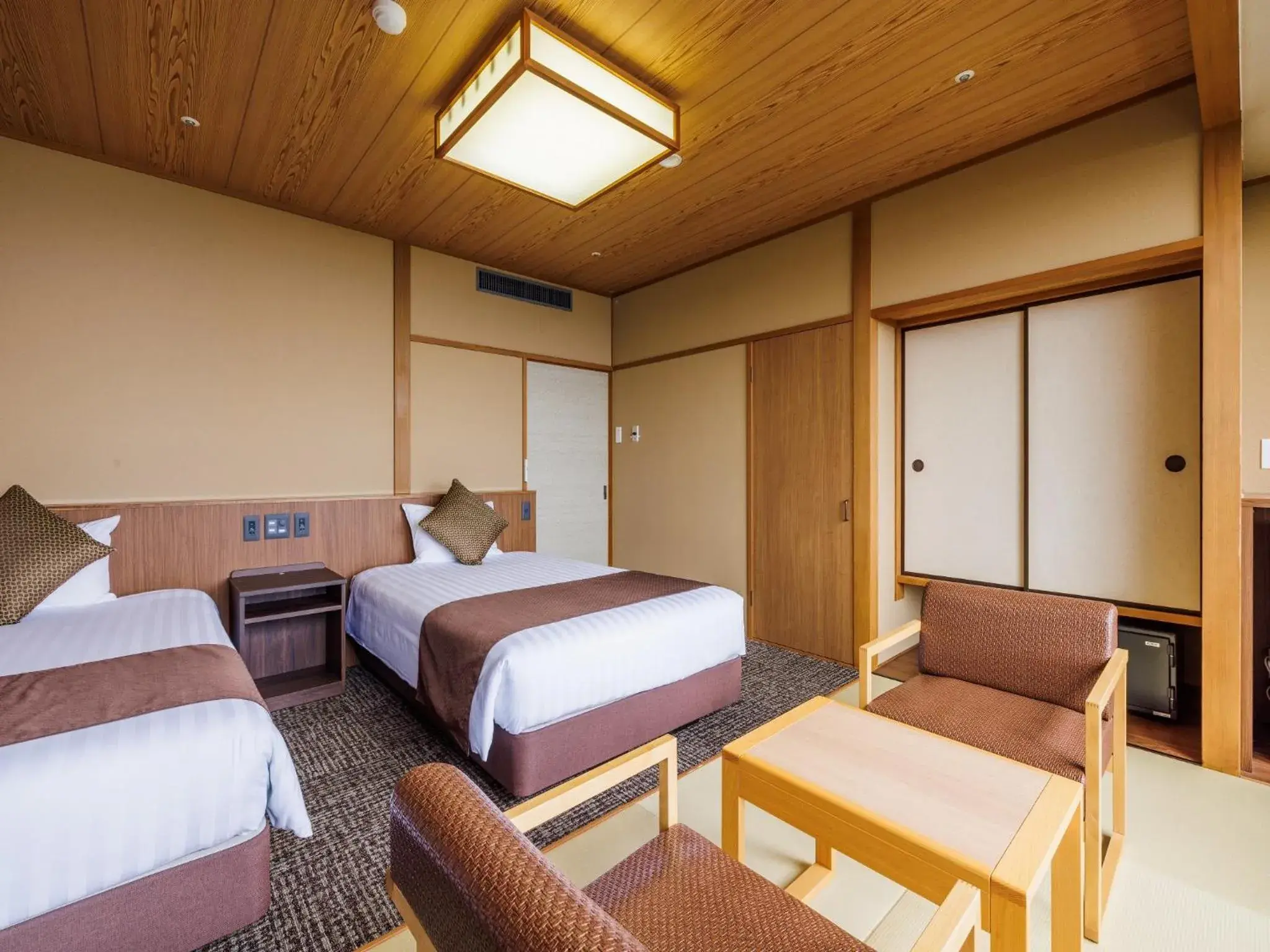 Photo of the whole room, Bed in Kanpo no Yado Yaizu