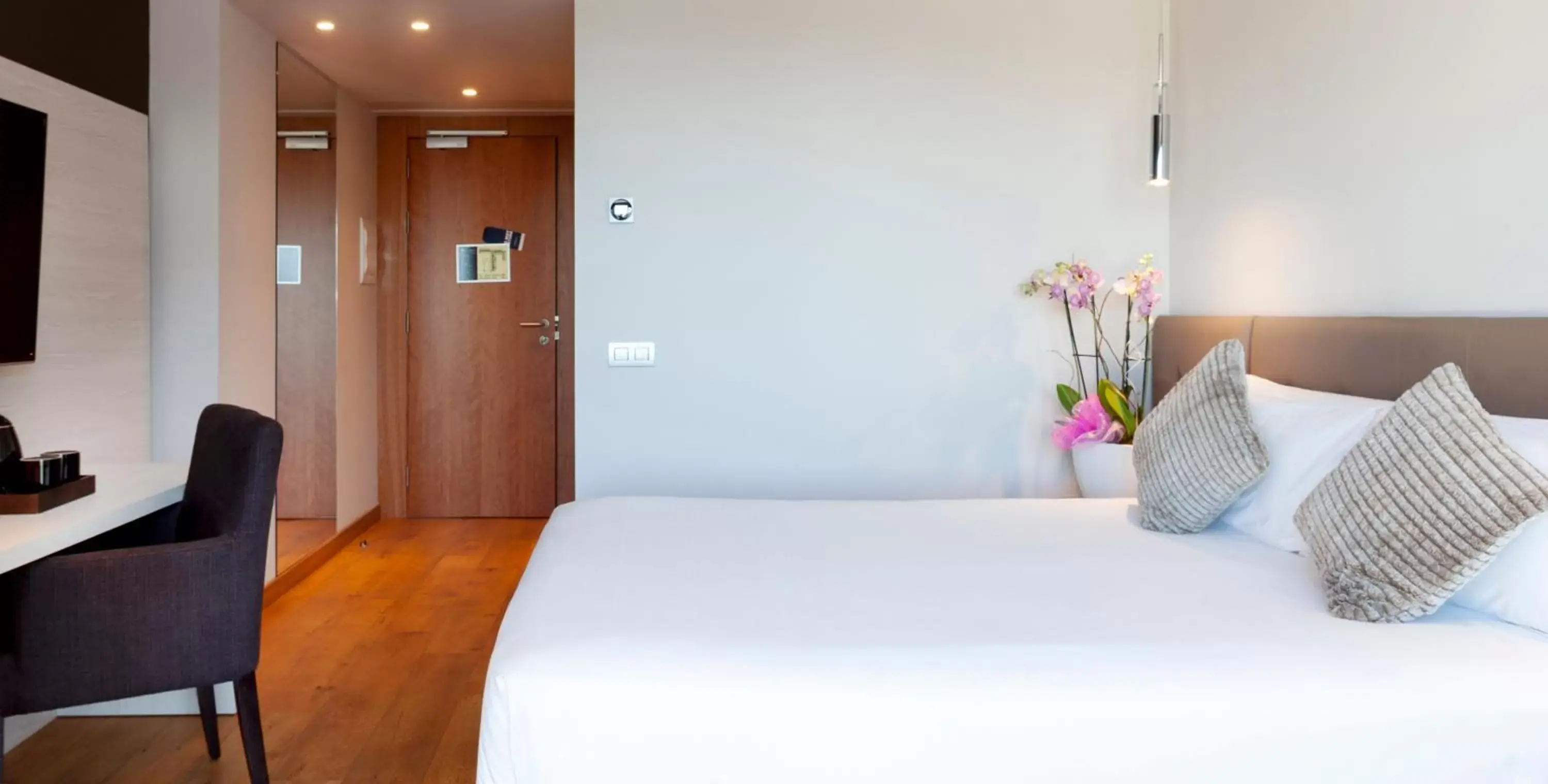 Photo of the whole room, Bed in Hotel SB BCN Events 4* Sup