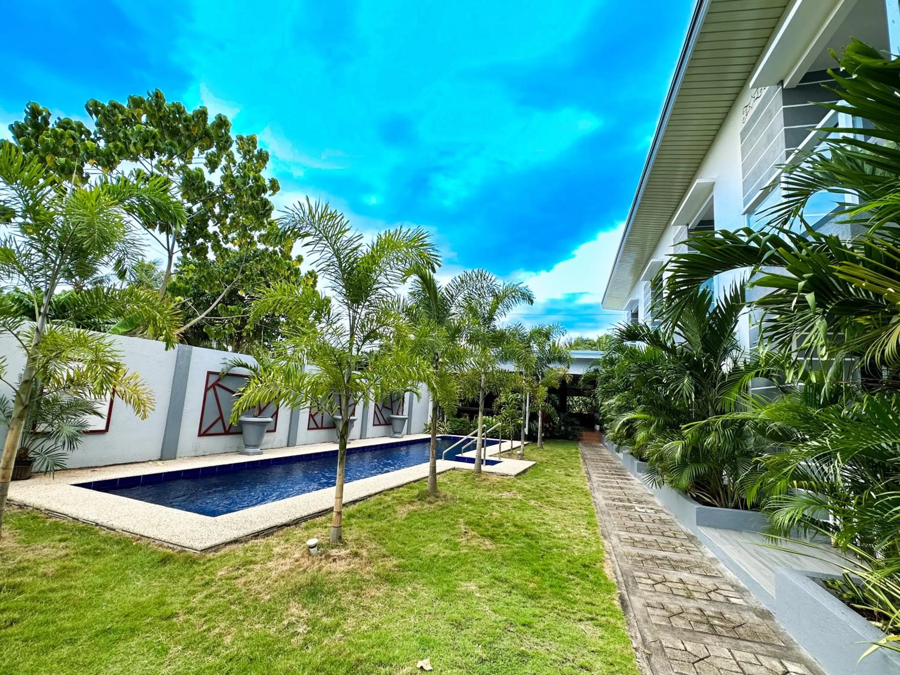Swimming pool in Sapphire Boutique Resort
