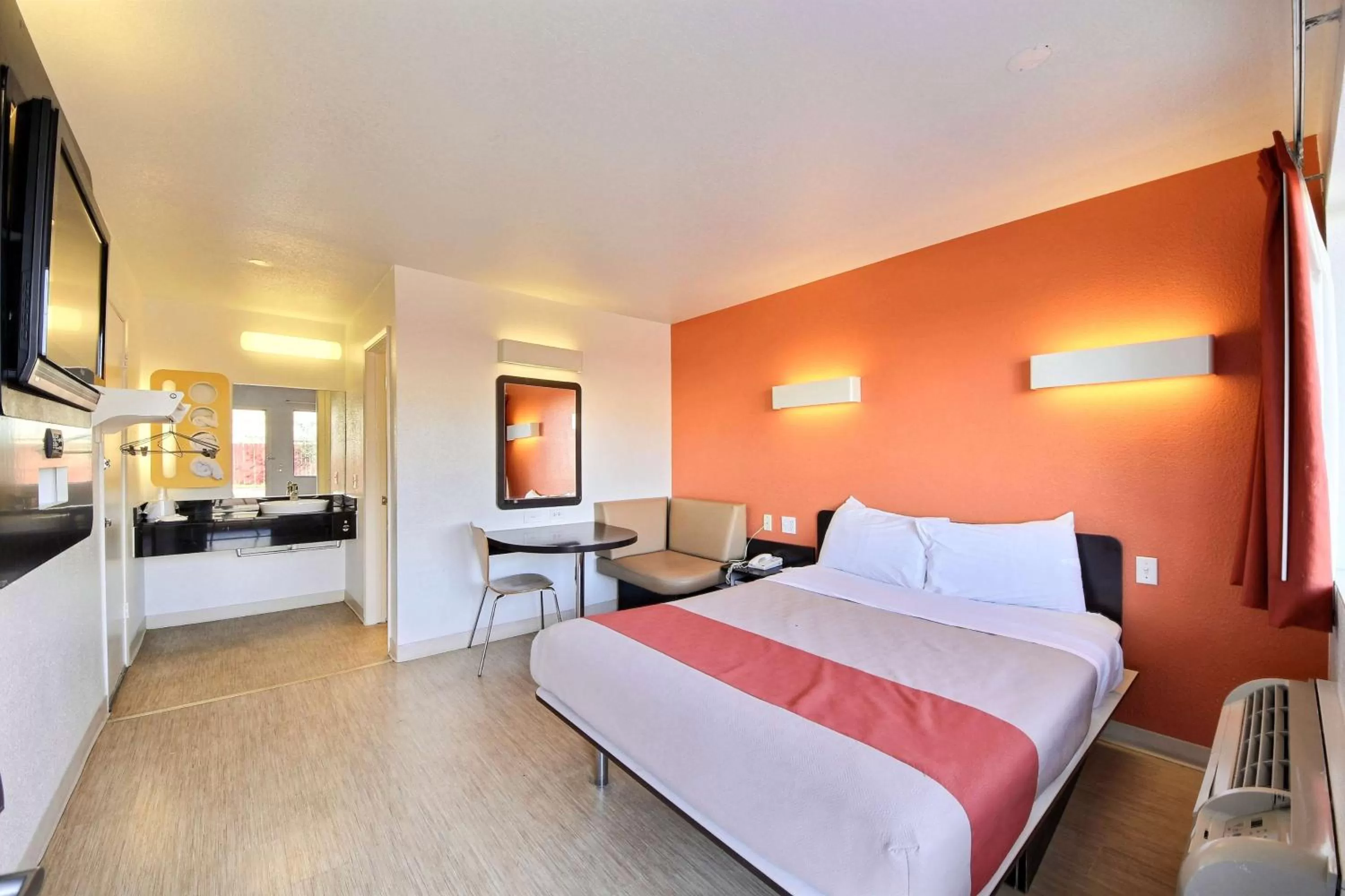 TV and multimedia, Bed in Motel 6-Laredo, TX - South