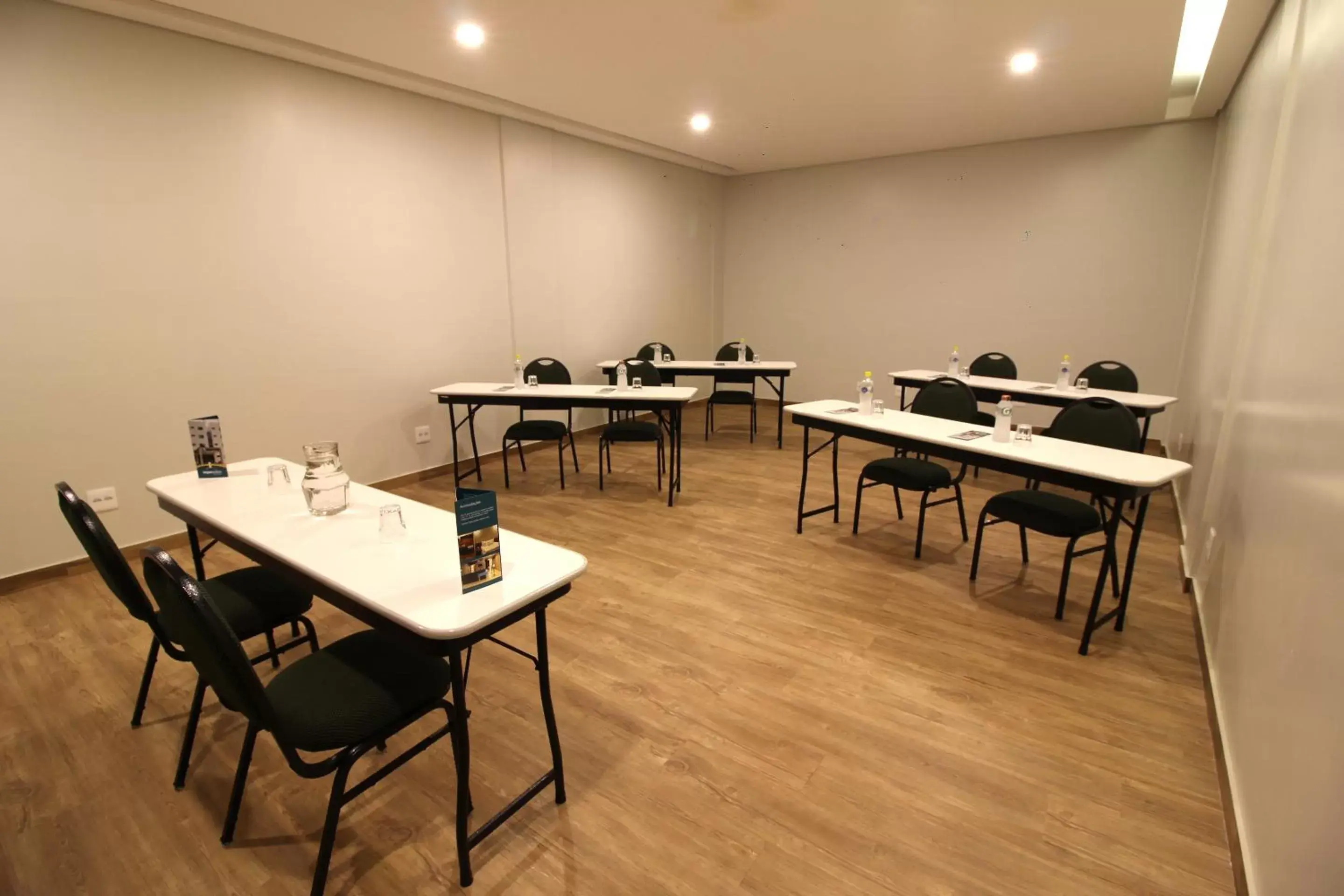 Meeting/conference room in Impar Suites Barao de Cocais