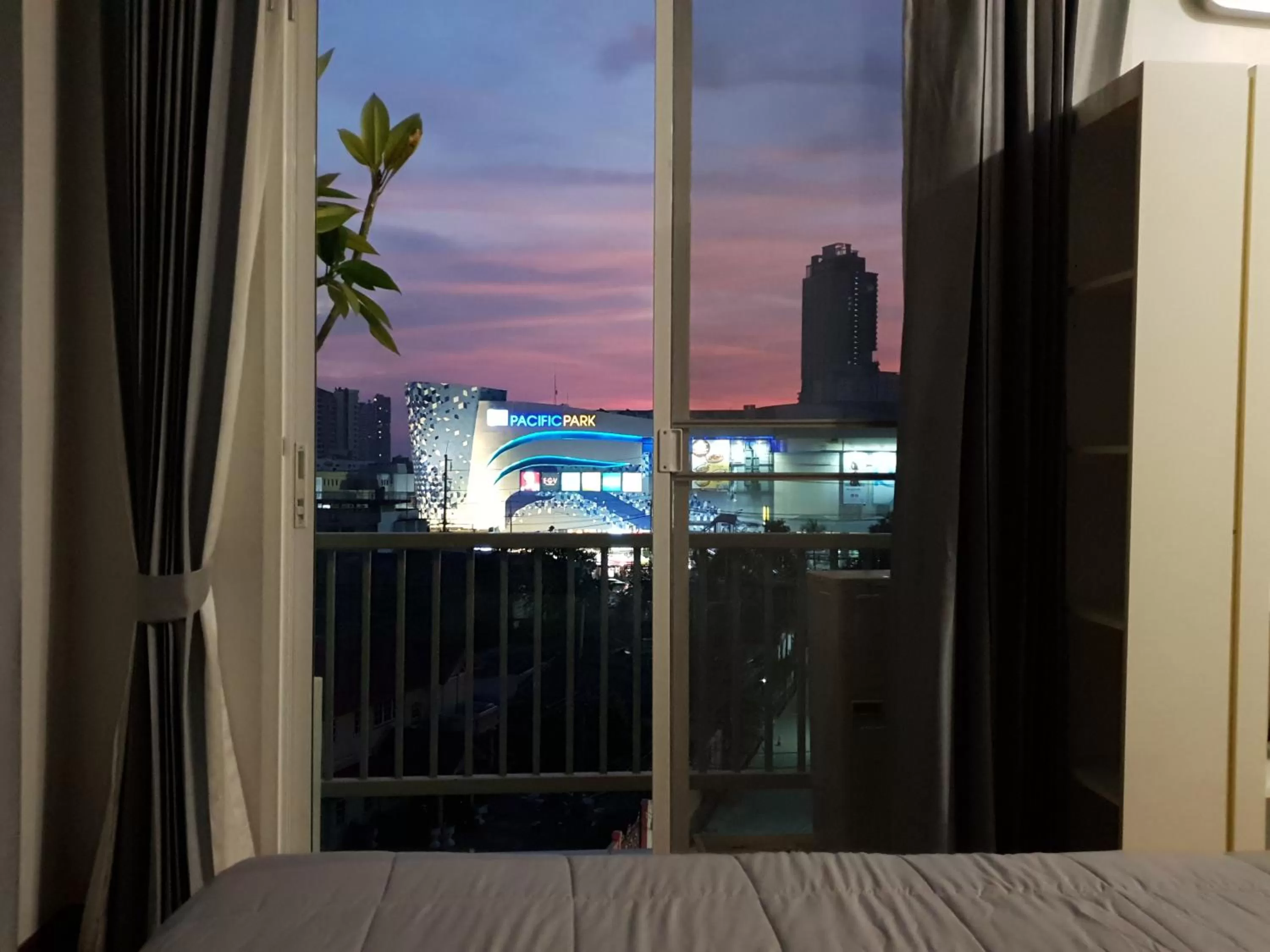 Night in The Sriracha Residence