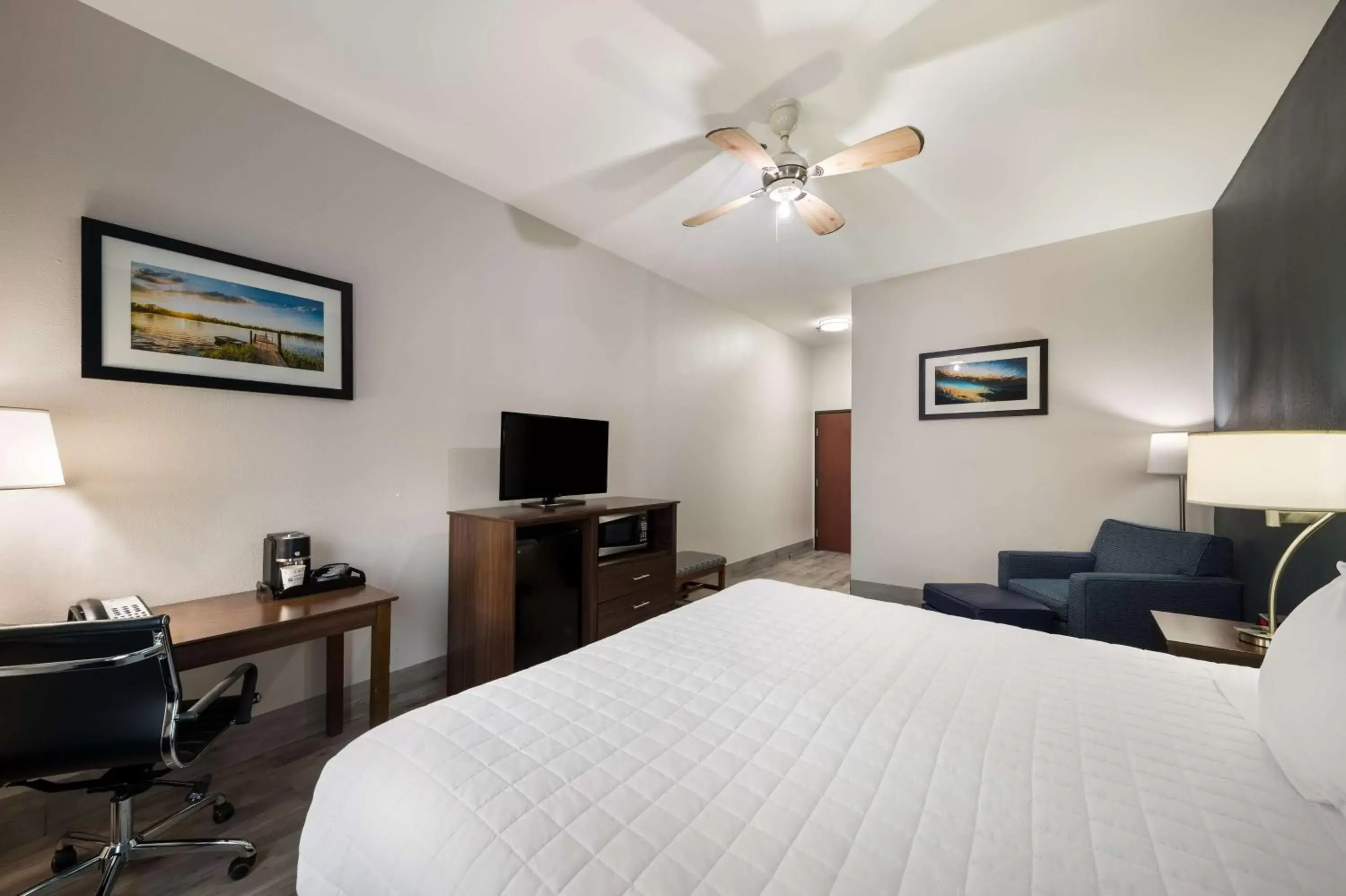 Bedroom, Bed in Best Western Plus Lake Dallas Inn & Suites
