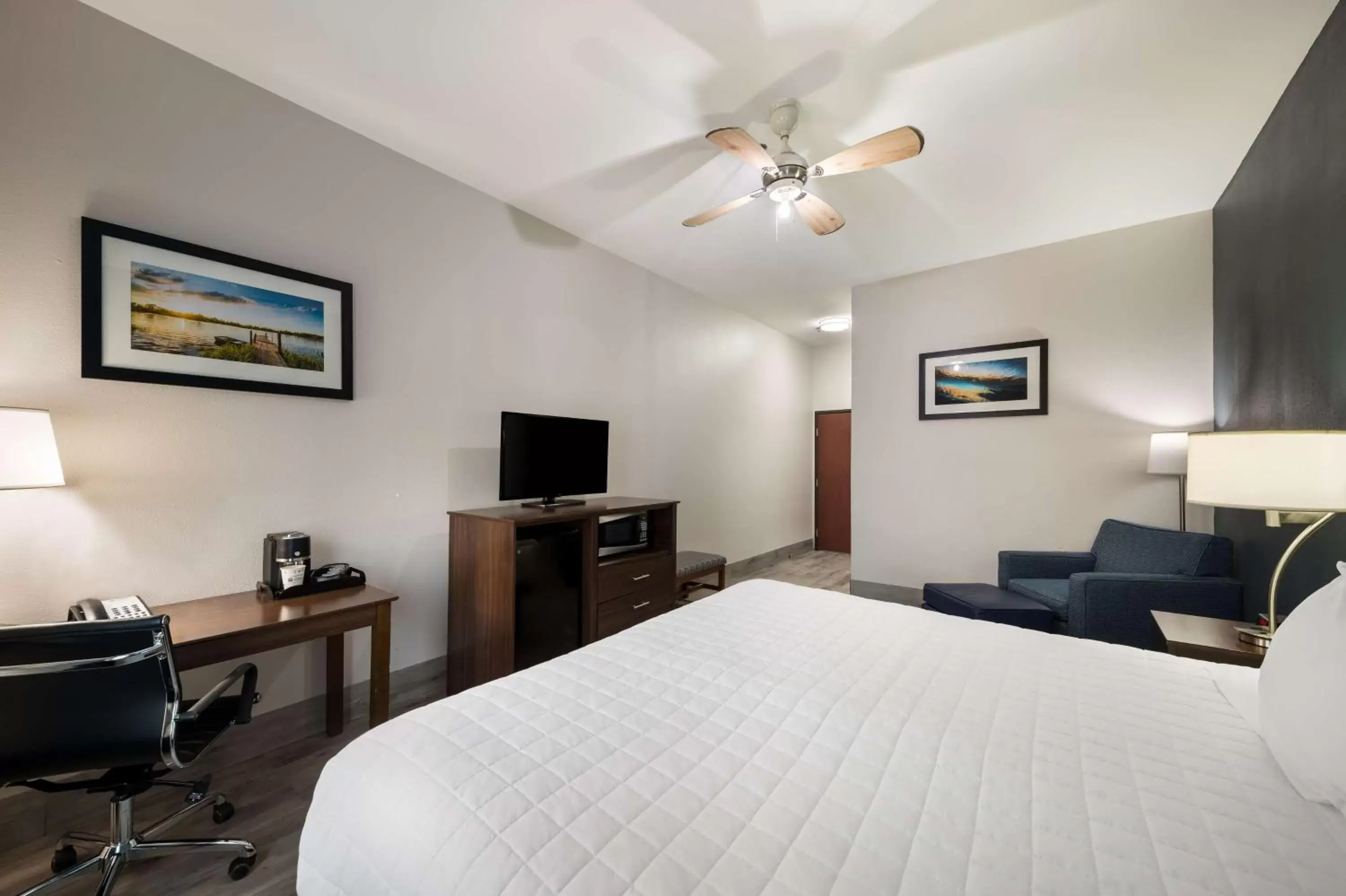 Bedroom, Bed in Best Western Plus Lake Dallas Inn & Suites Bedroom, Bed in Best Western Plus Lake Dallas Inn & Suites