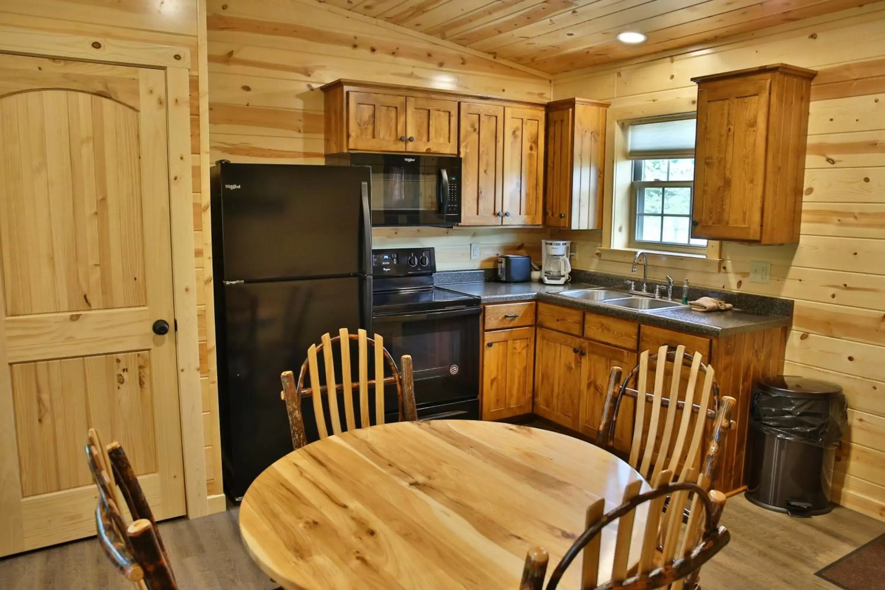 Dining area, Kitchen/Kitchenette in Waterview Lodge by Amish Country Lodging