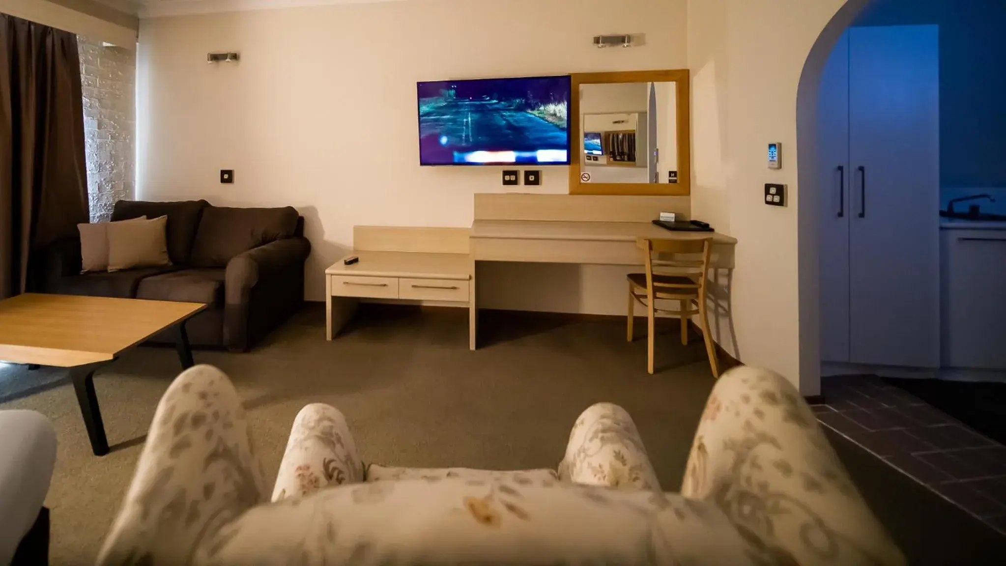 TV and multimedia, Seating Area in Hamilton's Queanbeyan Motel