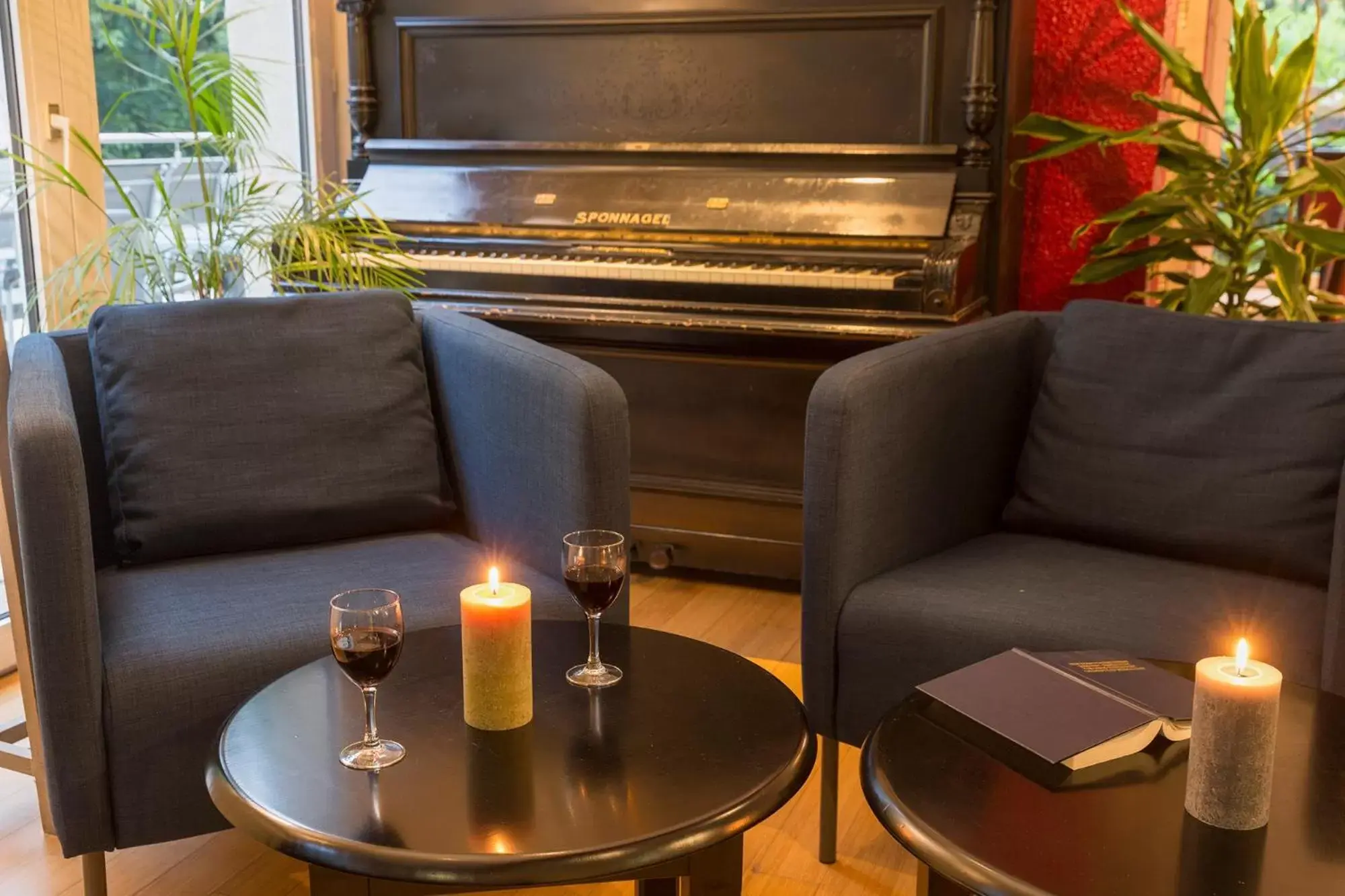 Lounge or bar, Seating Area in The Originals City, Hôtel Aster, Saint-Avold Nord (Inter-Hotel)