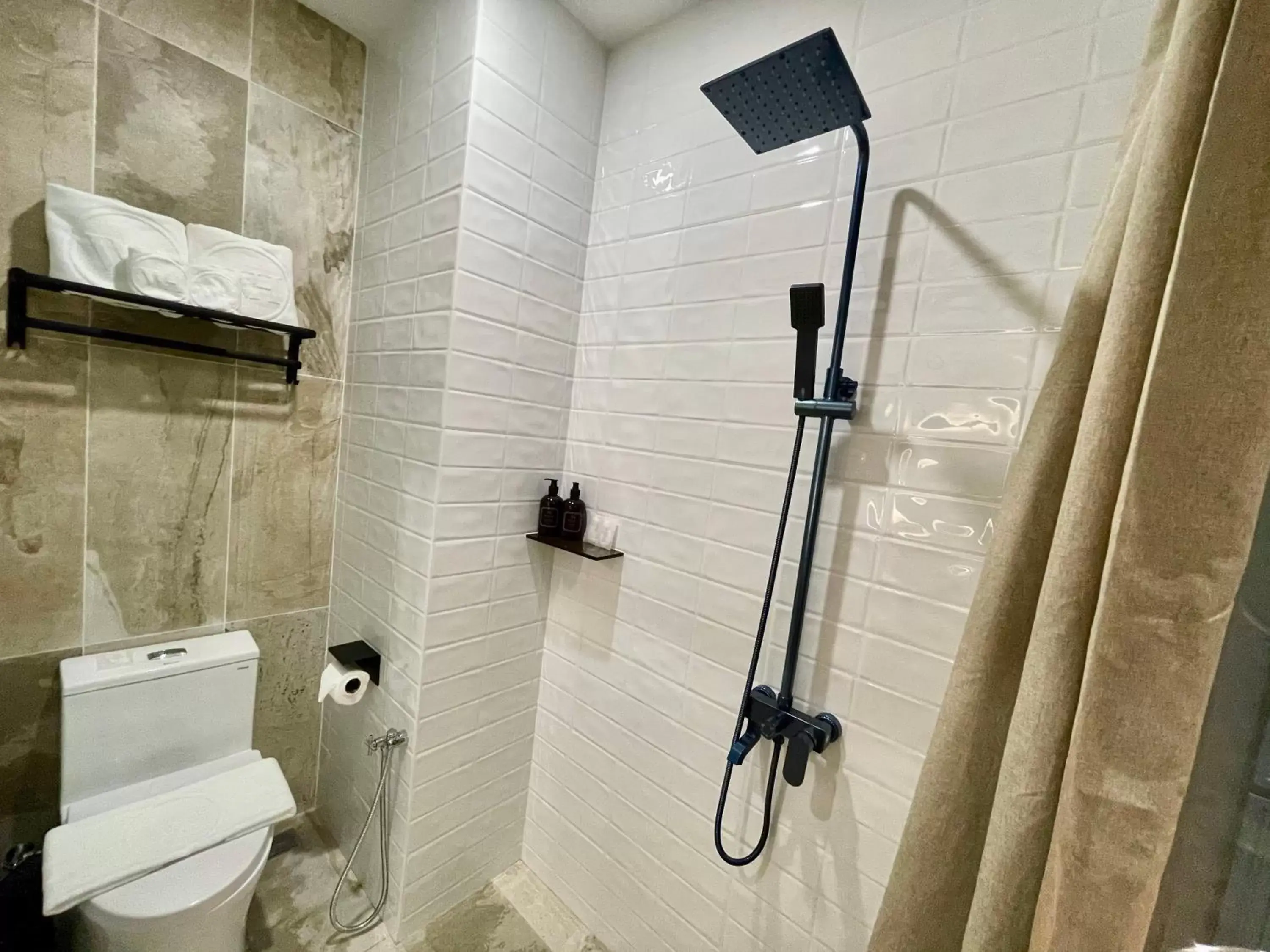 Shower, Bathroom in Wesley Hotel