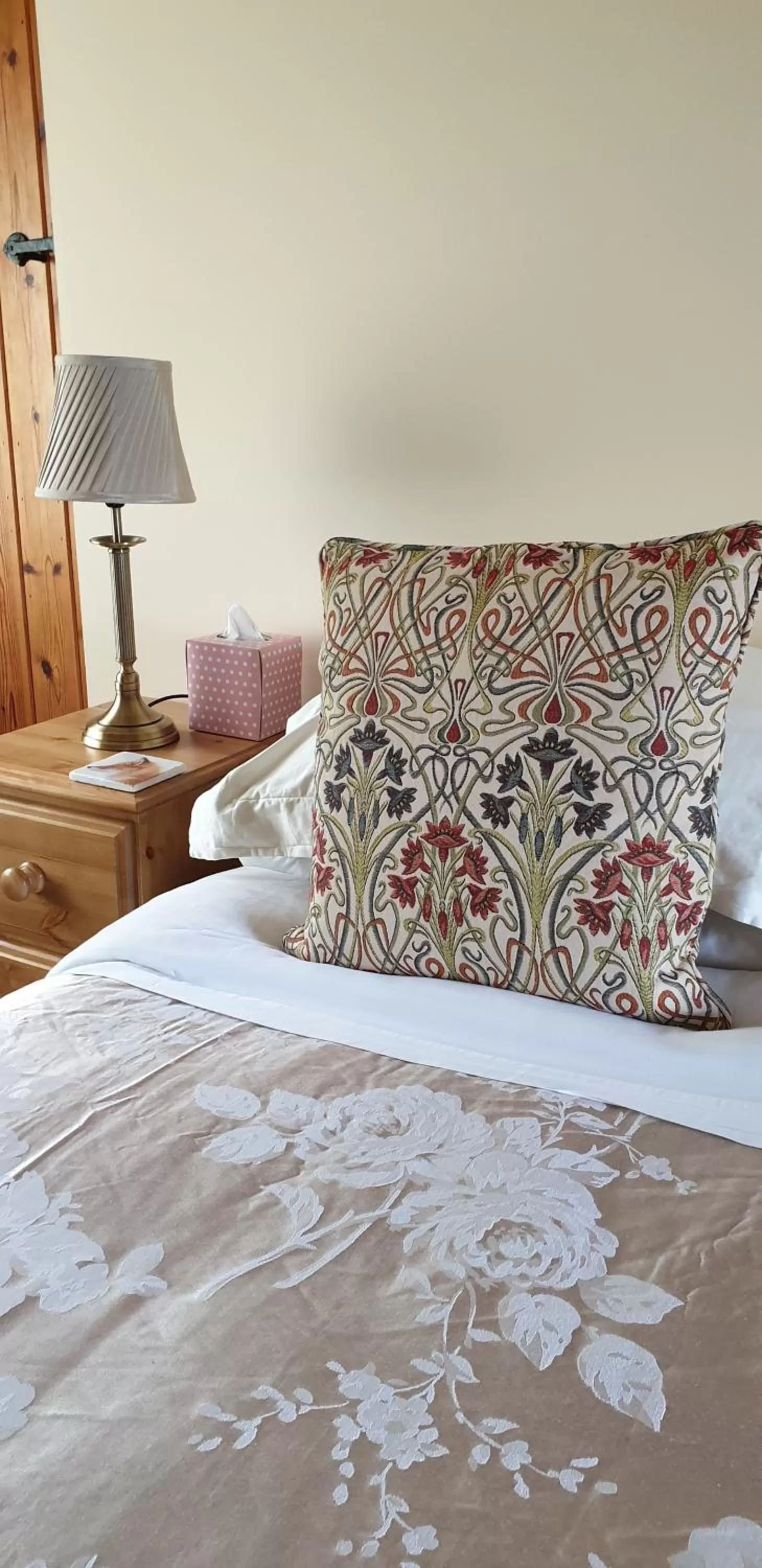 Bedroom, Bed in Middle Woodbatch B&B