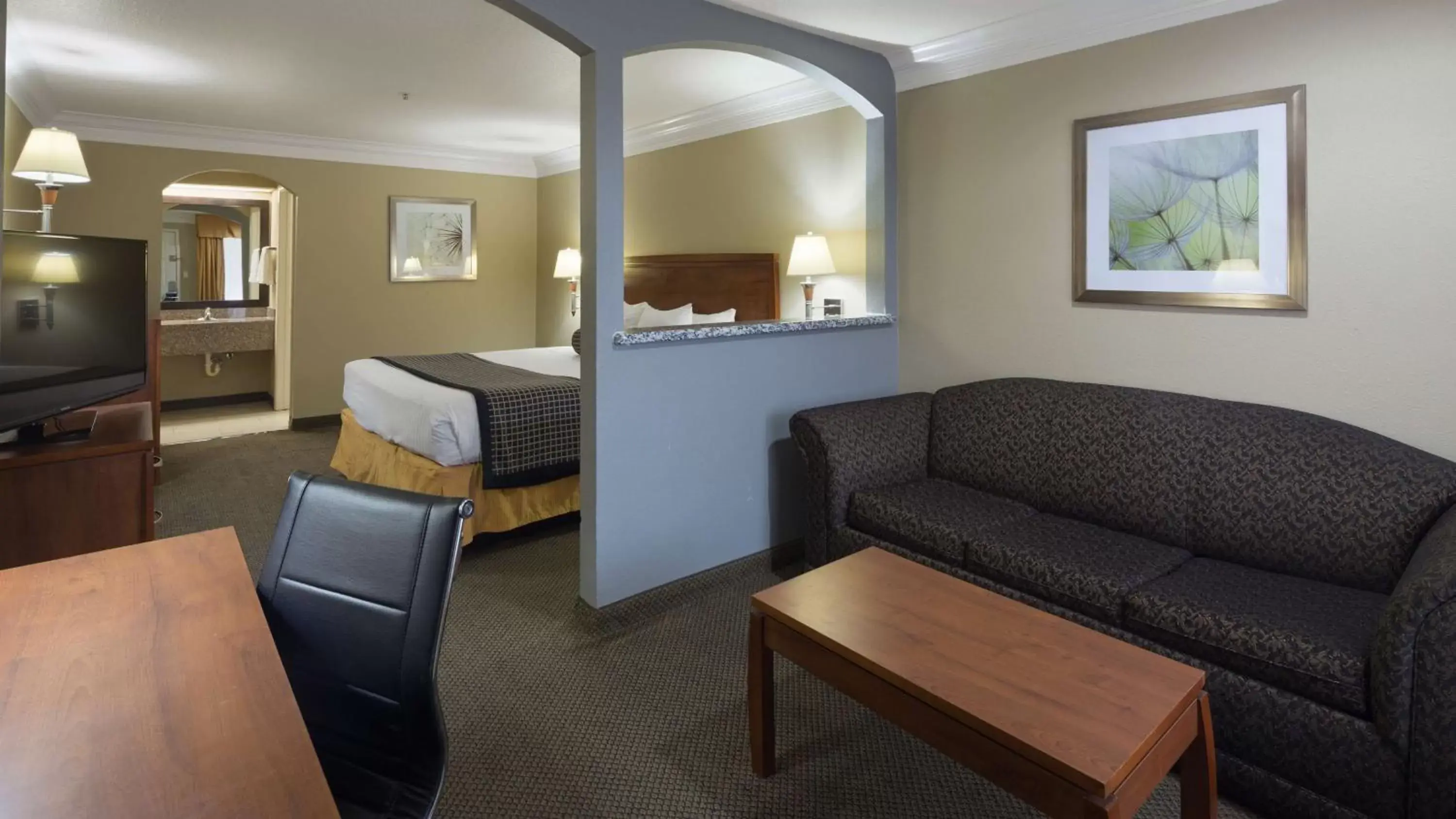 Photo of the whole room, Seating Area in Best Western Angleton Inn