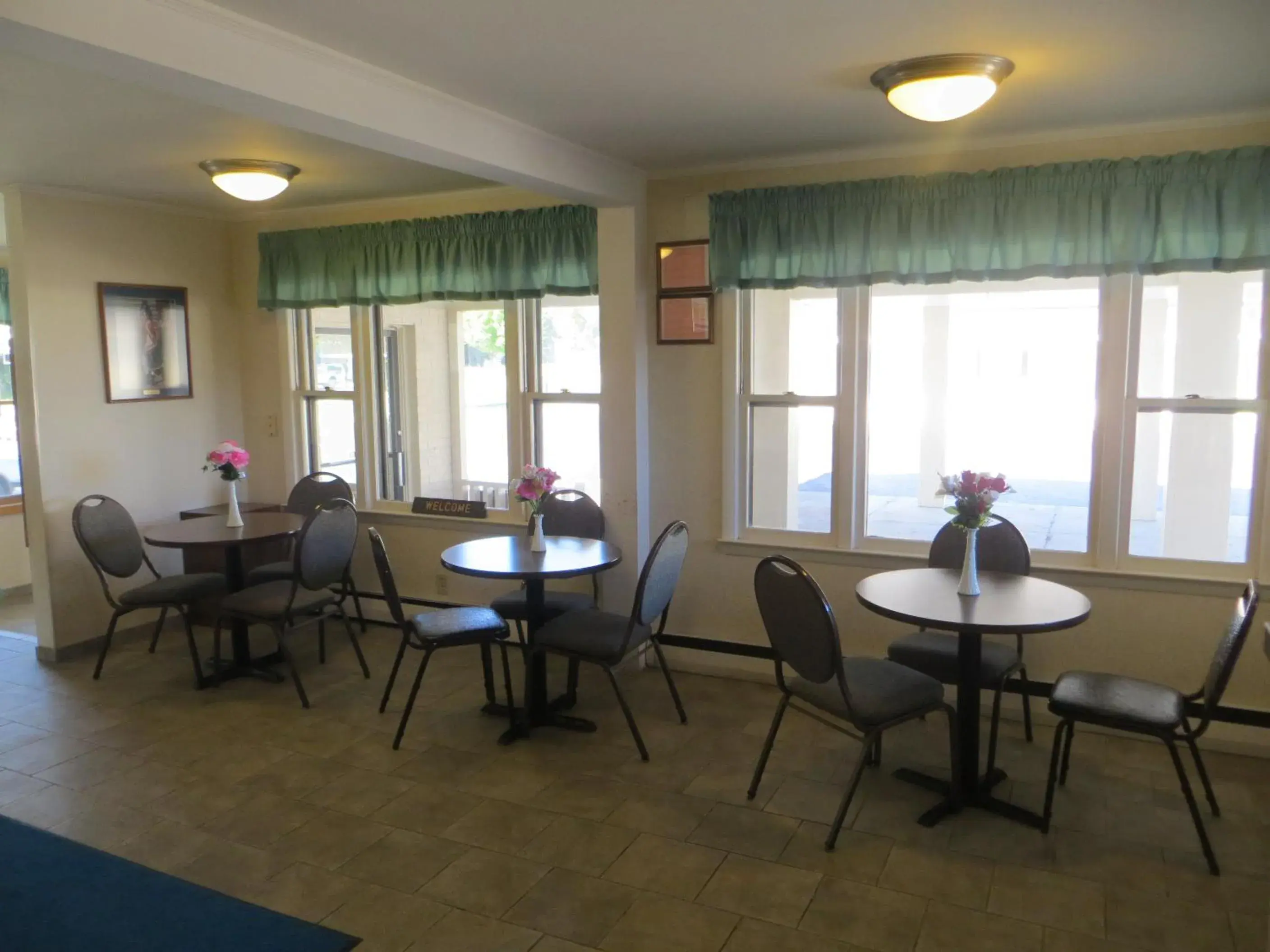 Restaurant/places to eat, Dining Area in Waterfront Inn Mackinaw City