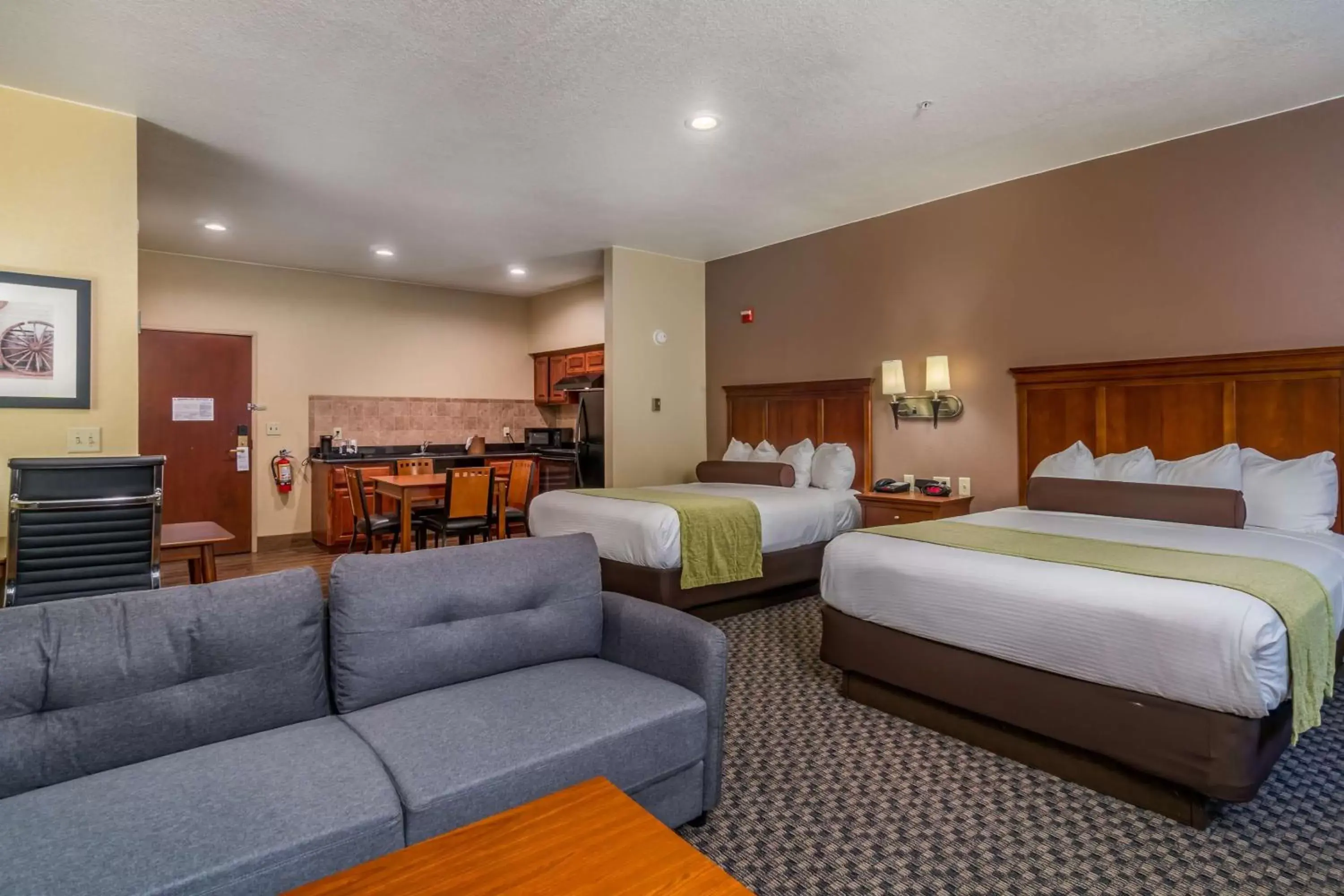 Photo of the whole room, Room Photo in Best Western Plus Shamrock Inn & Suites