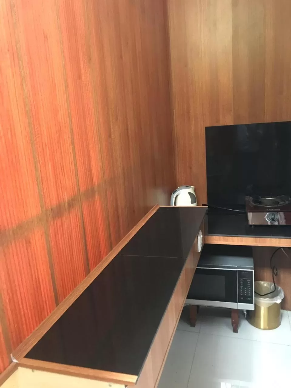 hair dresser, TV/Entertainment Center in Eagle's Residence